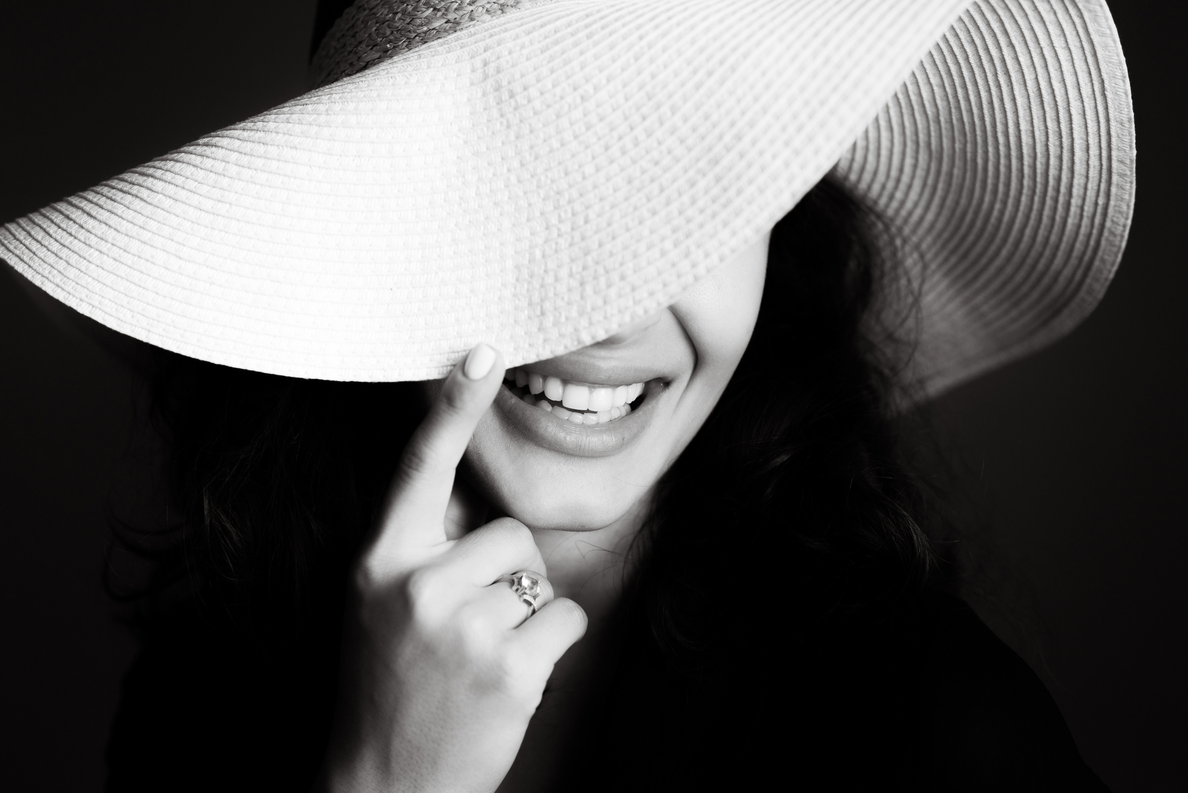 Портрет женщины. Улыбка и шляпа с полями