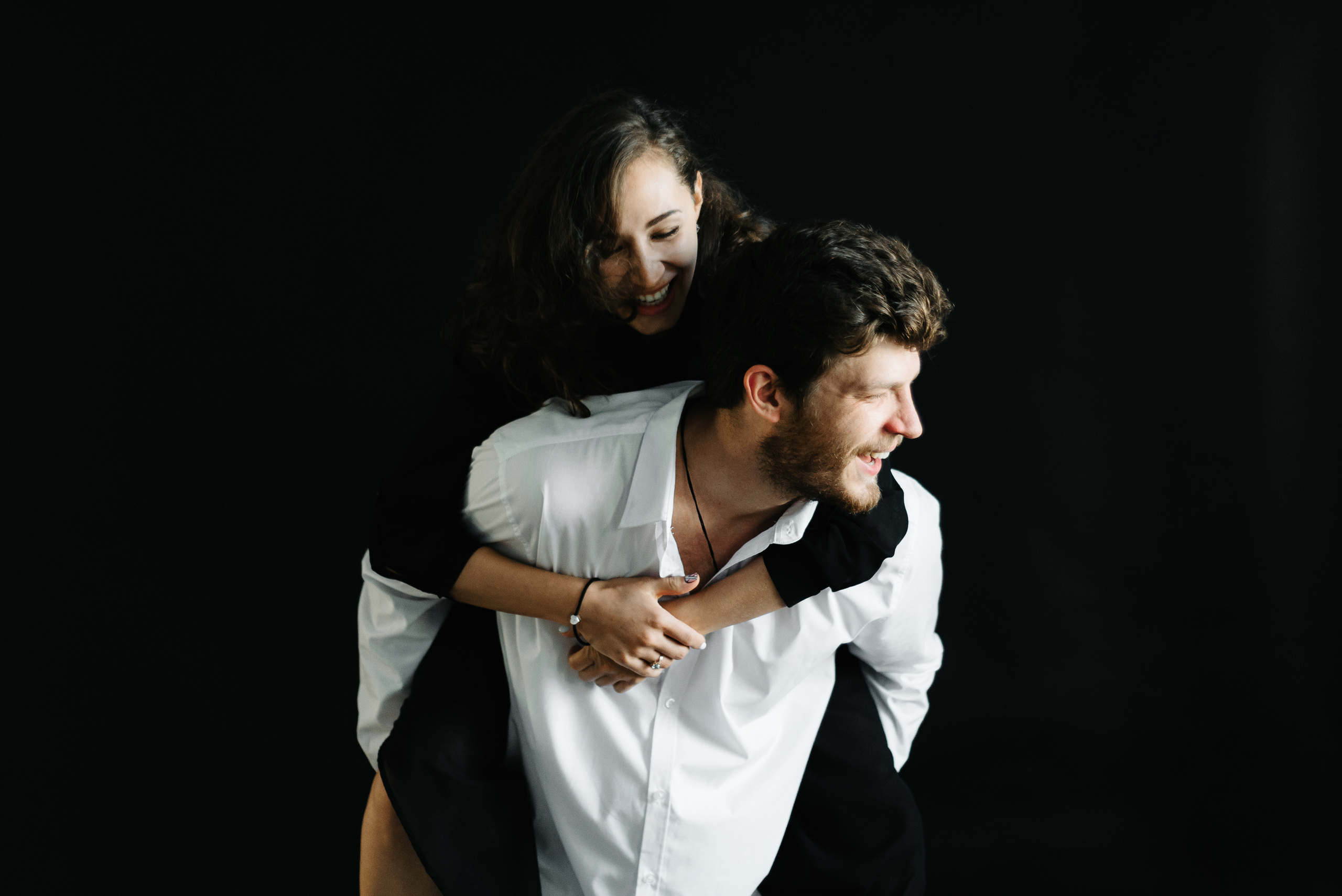 Съемка влюбленной пары в студии. Портретный фотограф Смоленск