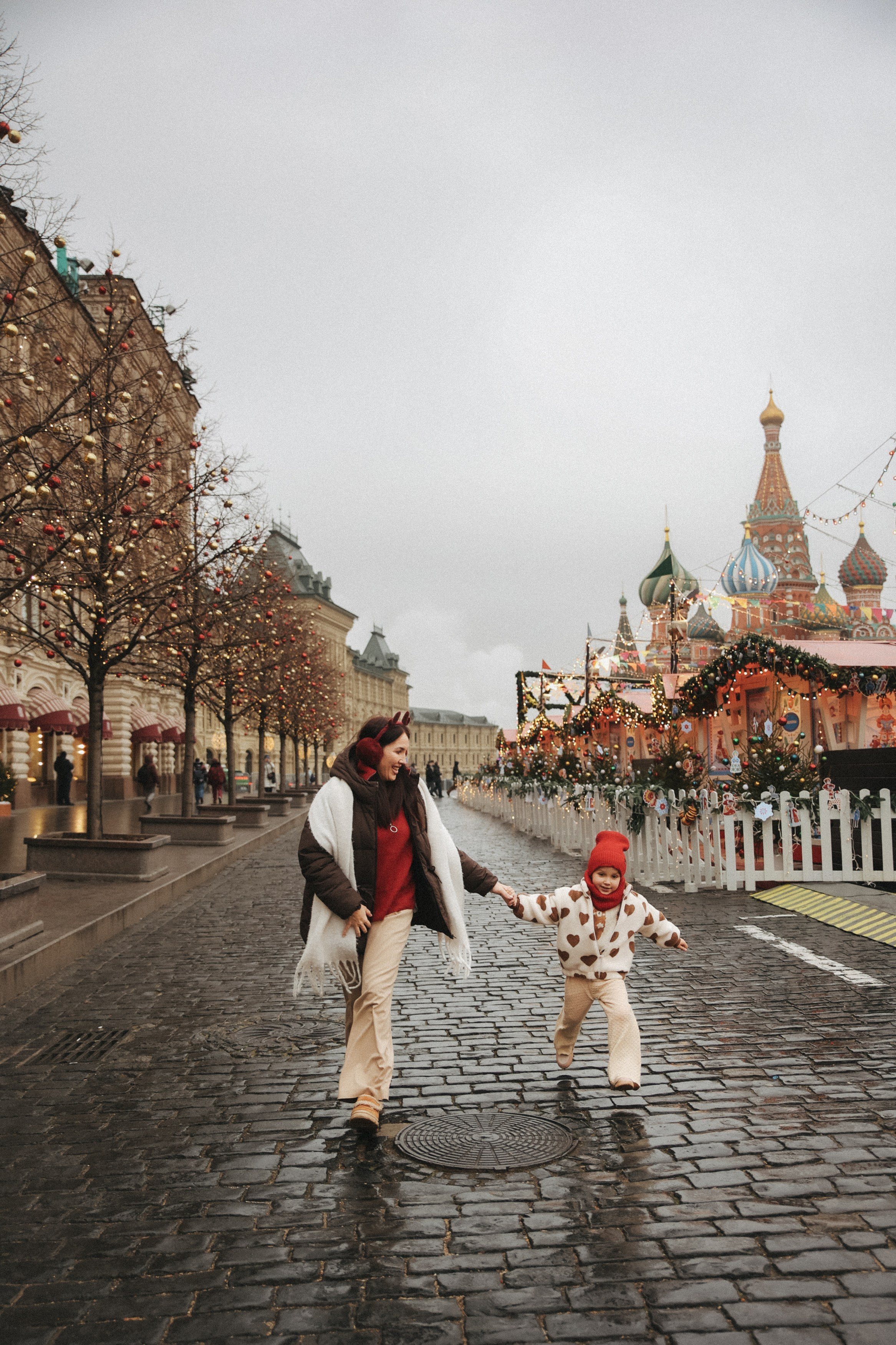 Новогодняя фотосессия на Гум ярмарка мама и дочка. Фотограф Владимир Москва