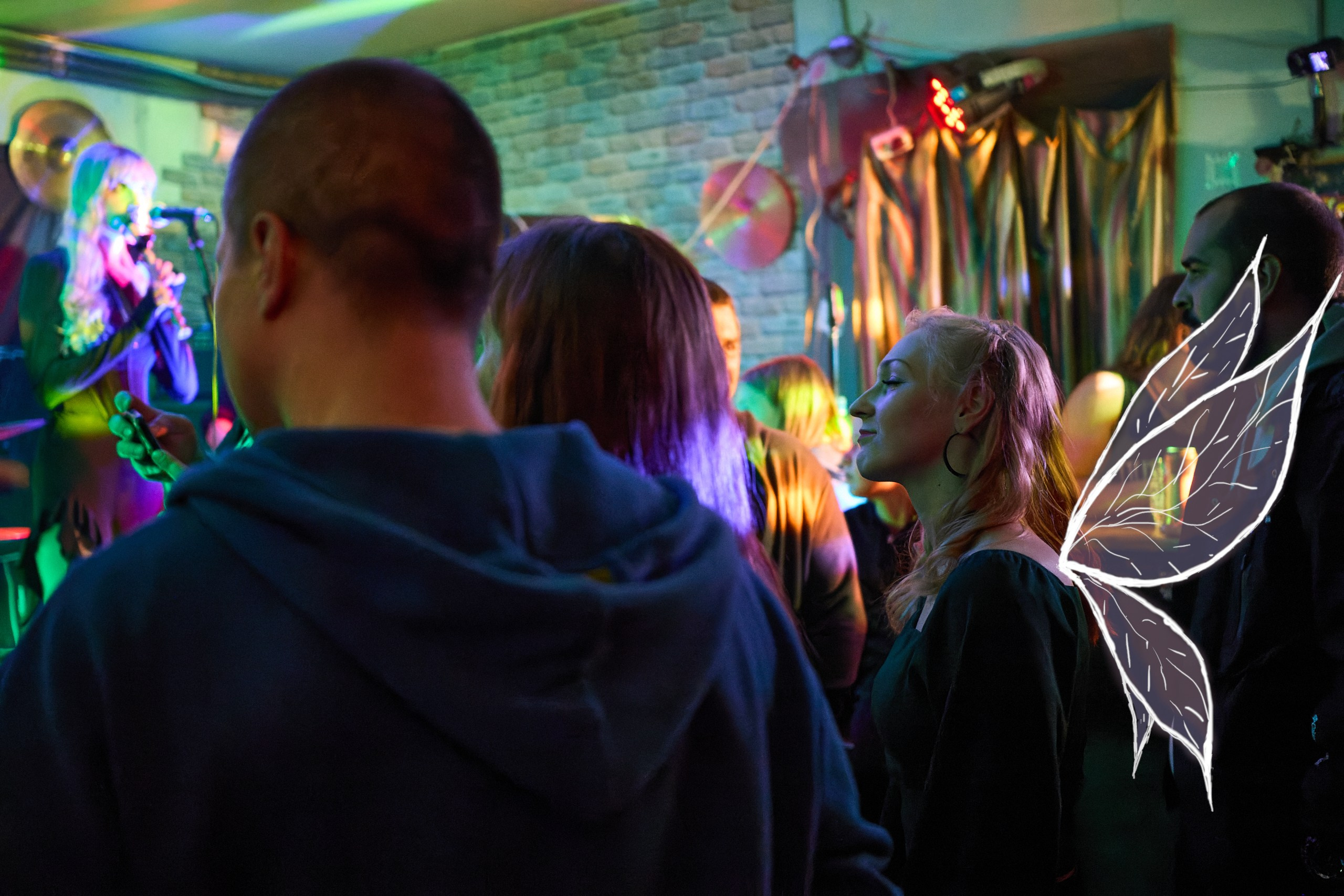 ... Или образ не закончен, и мозг просто хочет его достроить. Идеальная фея :)