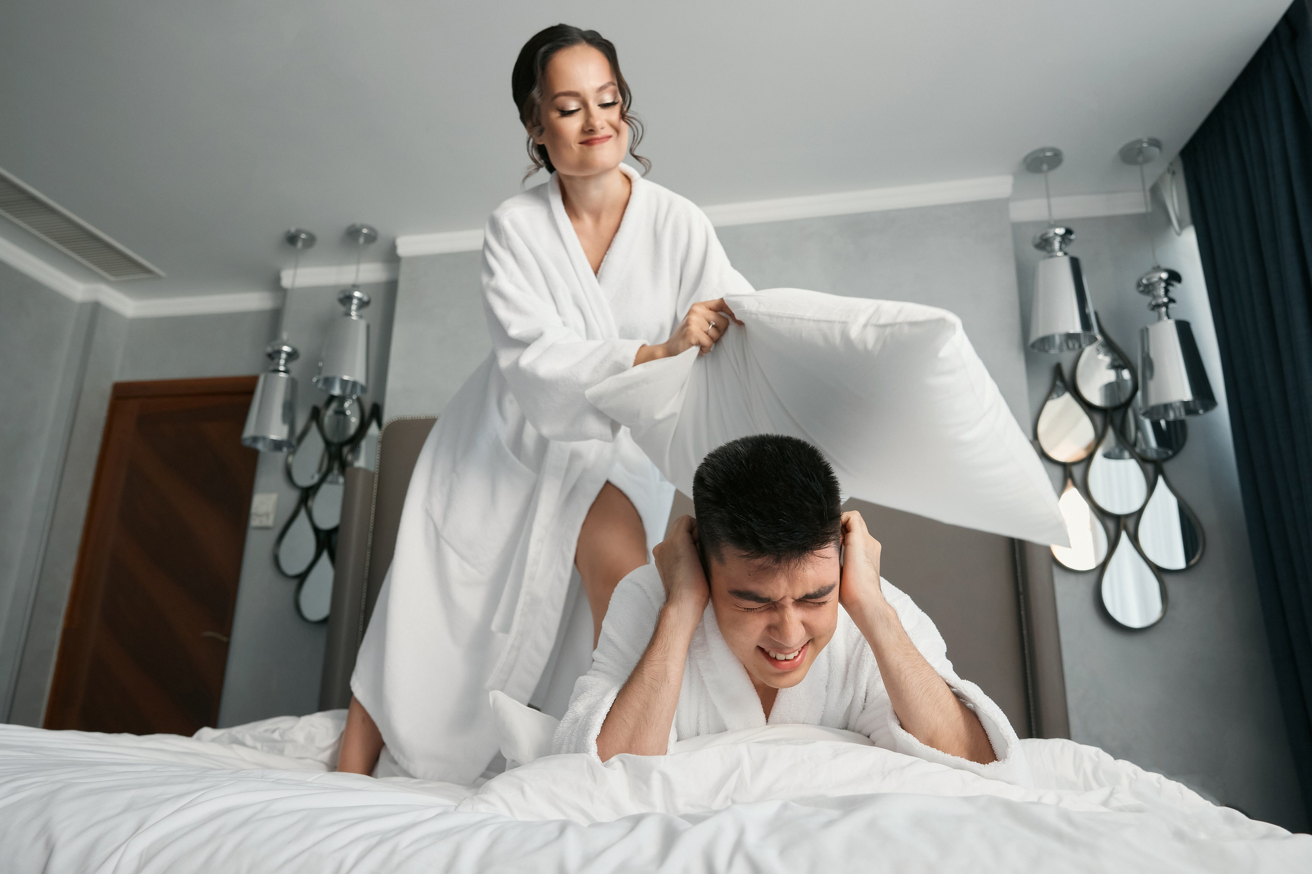 Аяз и Аделя. Свадебная фотосессия душевной пары в белых одеяниях на белых одеялах…. Мое имя Раиль. Я репортажный фотограф в Казани, так же мой любимый жанр — свадебный фотограф