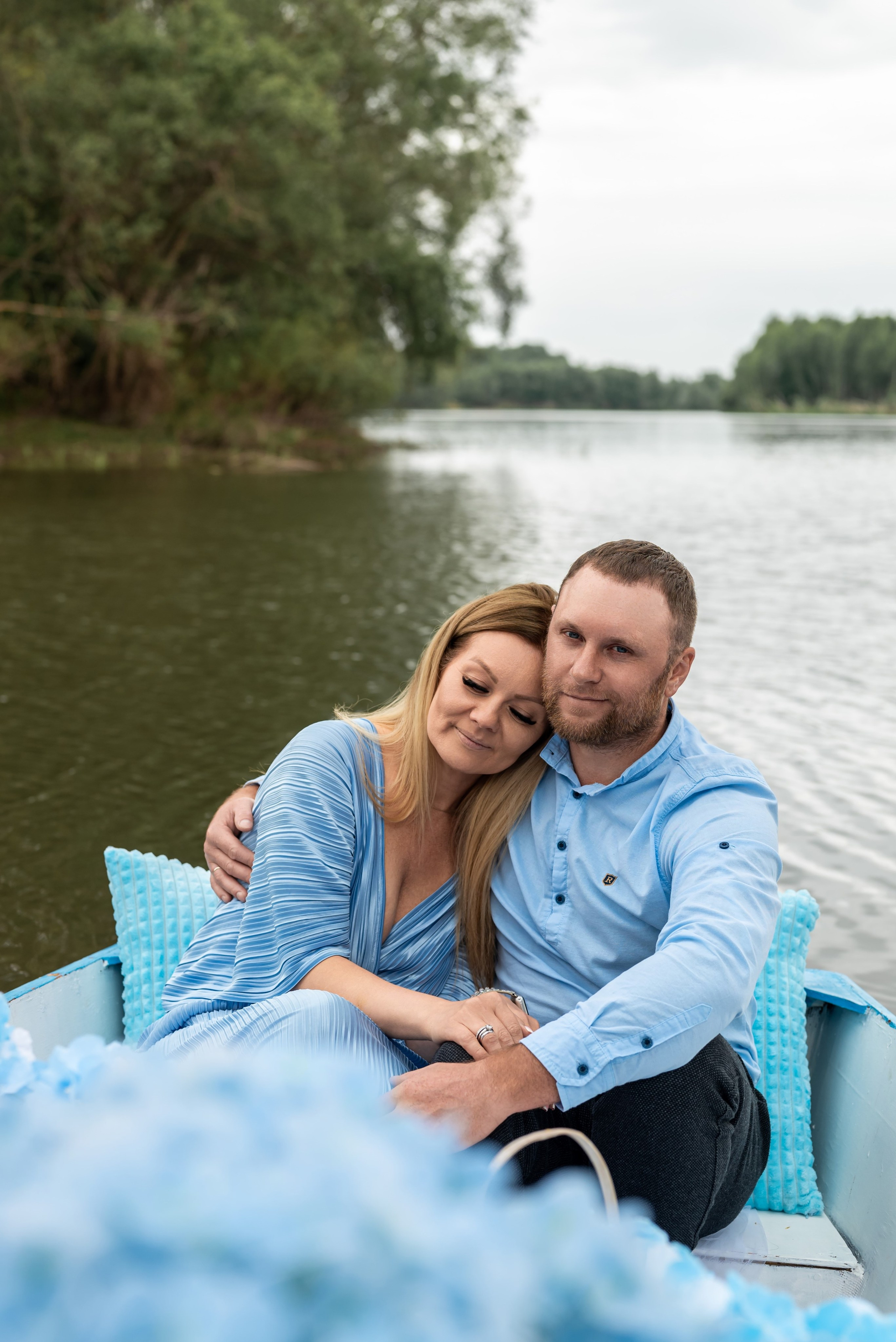 Фотопроект на лодке с голубыми гортензиями. Фотограф в городе Салават