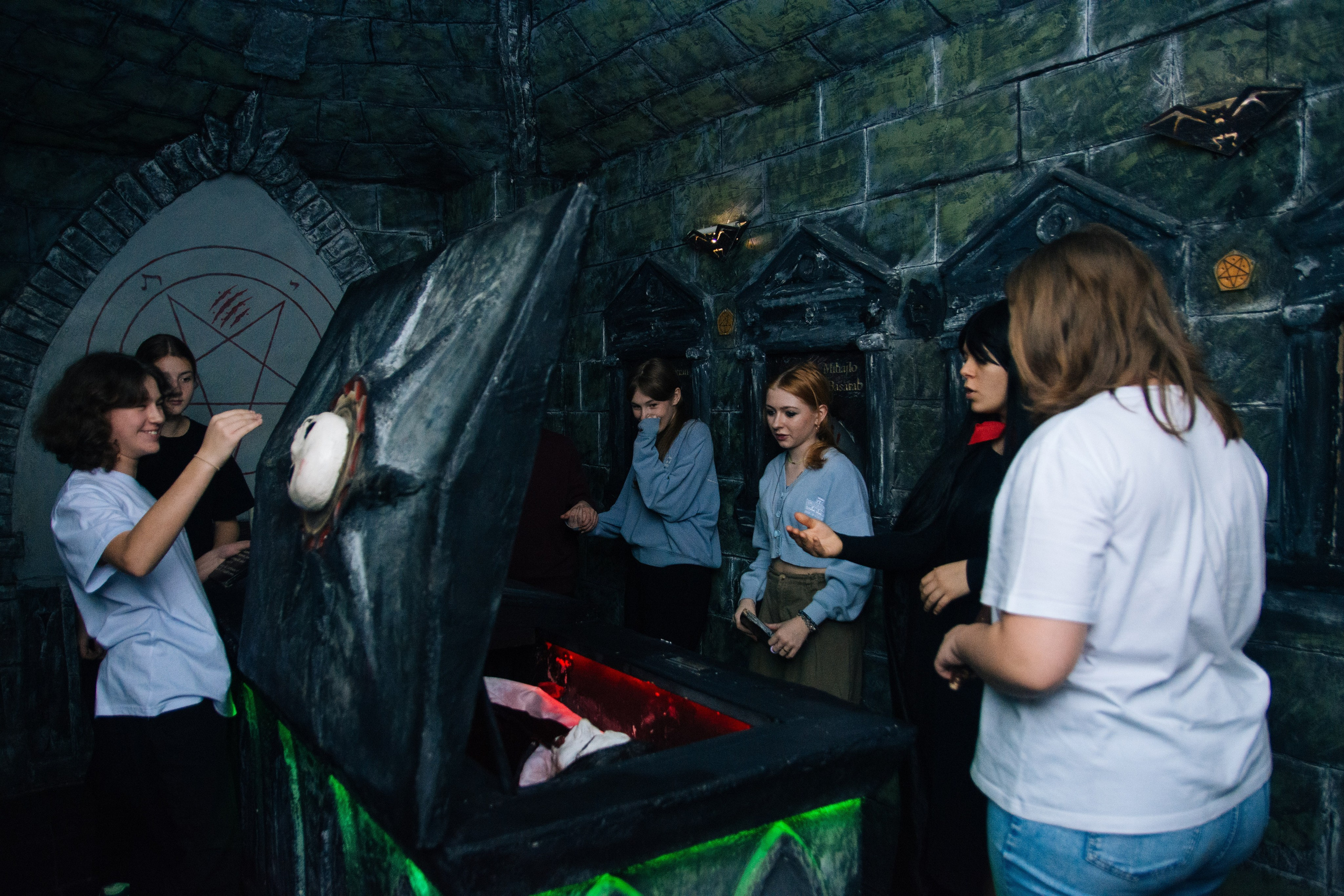 Квесты и праздники в Нелогике. Фотограф в Москве. Индивидуальные и парные съёмки, мероприятия, промо-съёмки для артистов