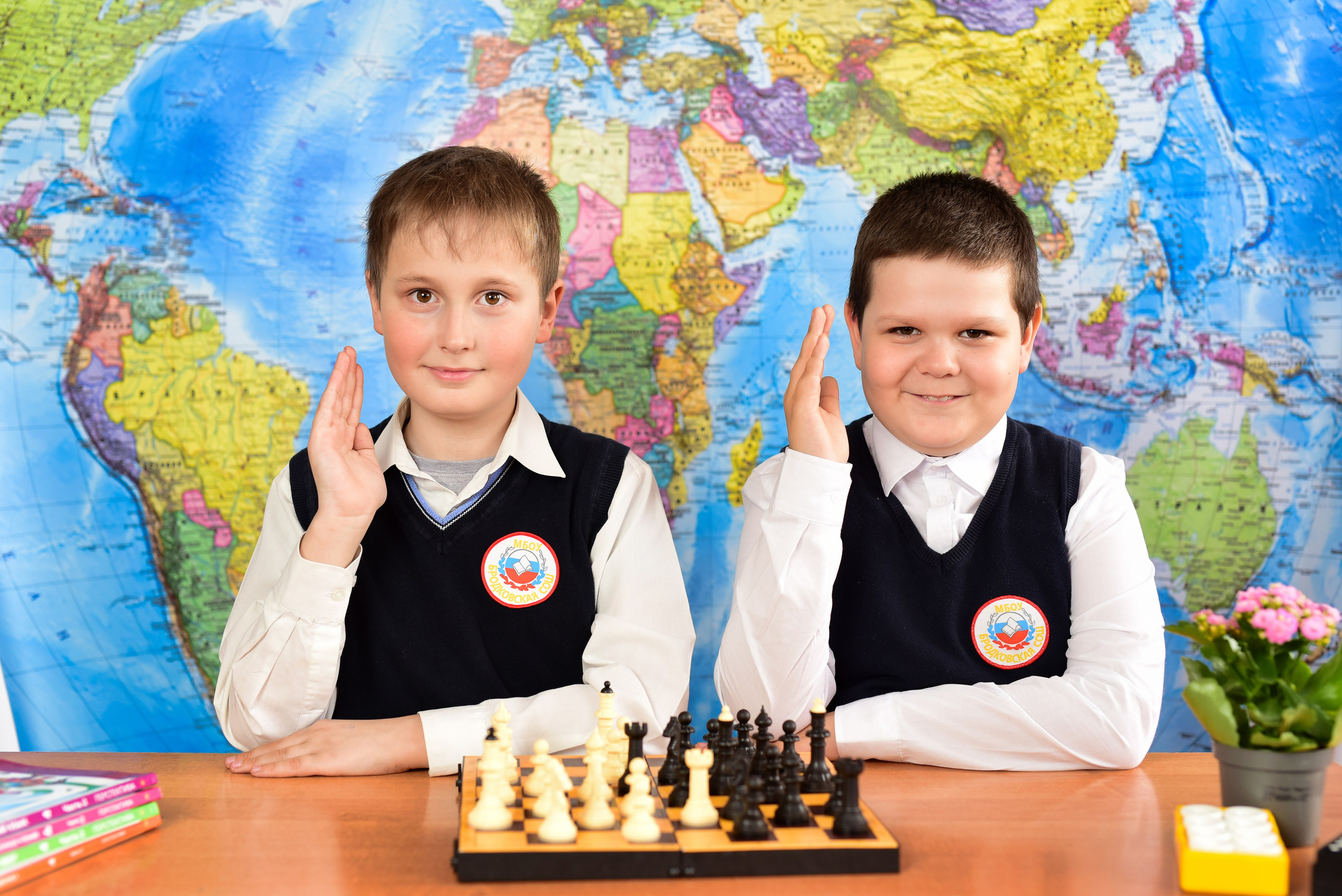 На фоне карты групповые. Семейный фотограф в Барнауле