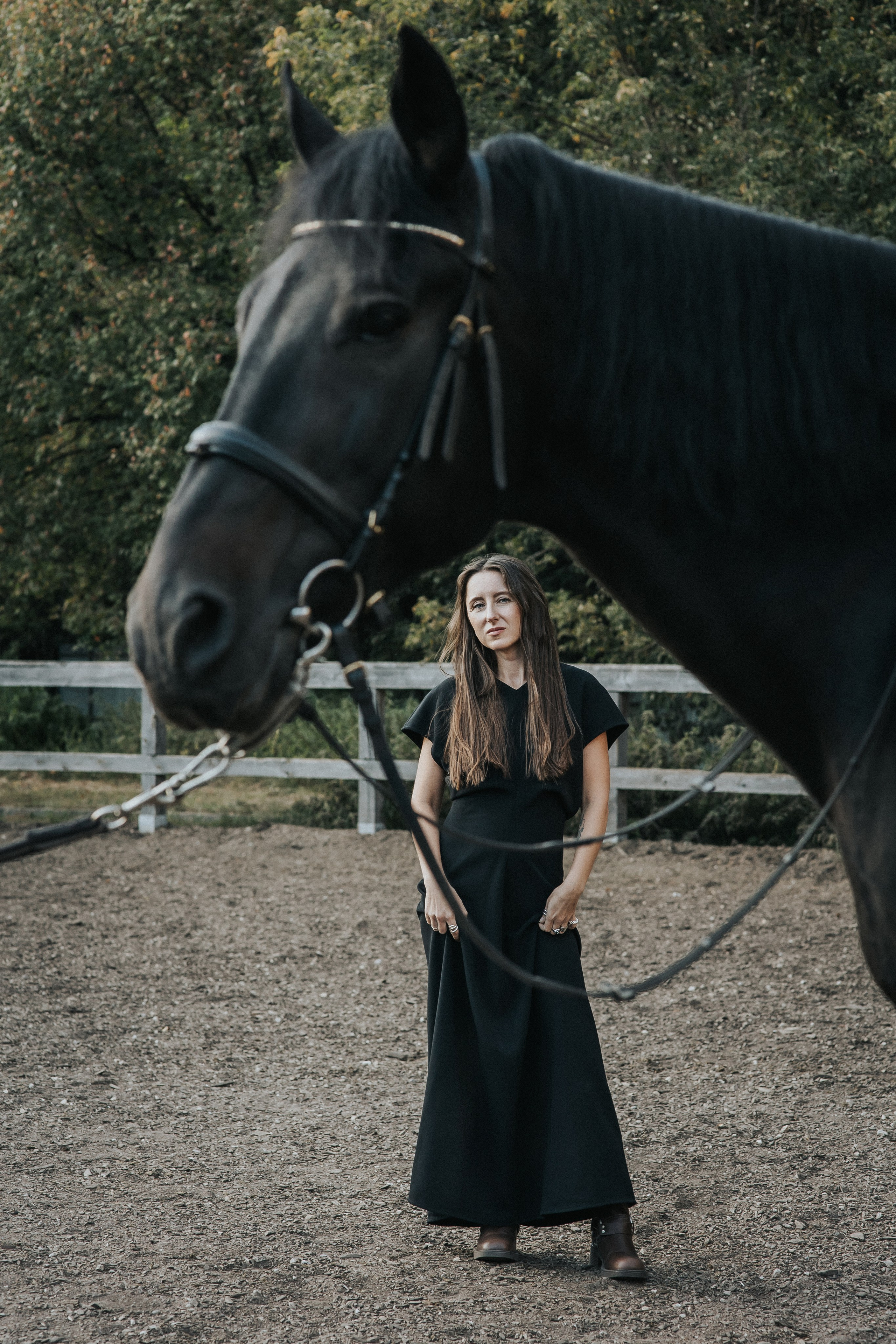 Большая семья и черный конь Султан. Семейный фотограф в Москве Наталья Чуб, заказать Фотокнигу