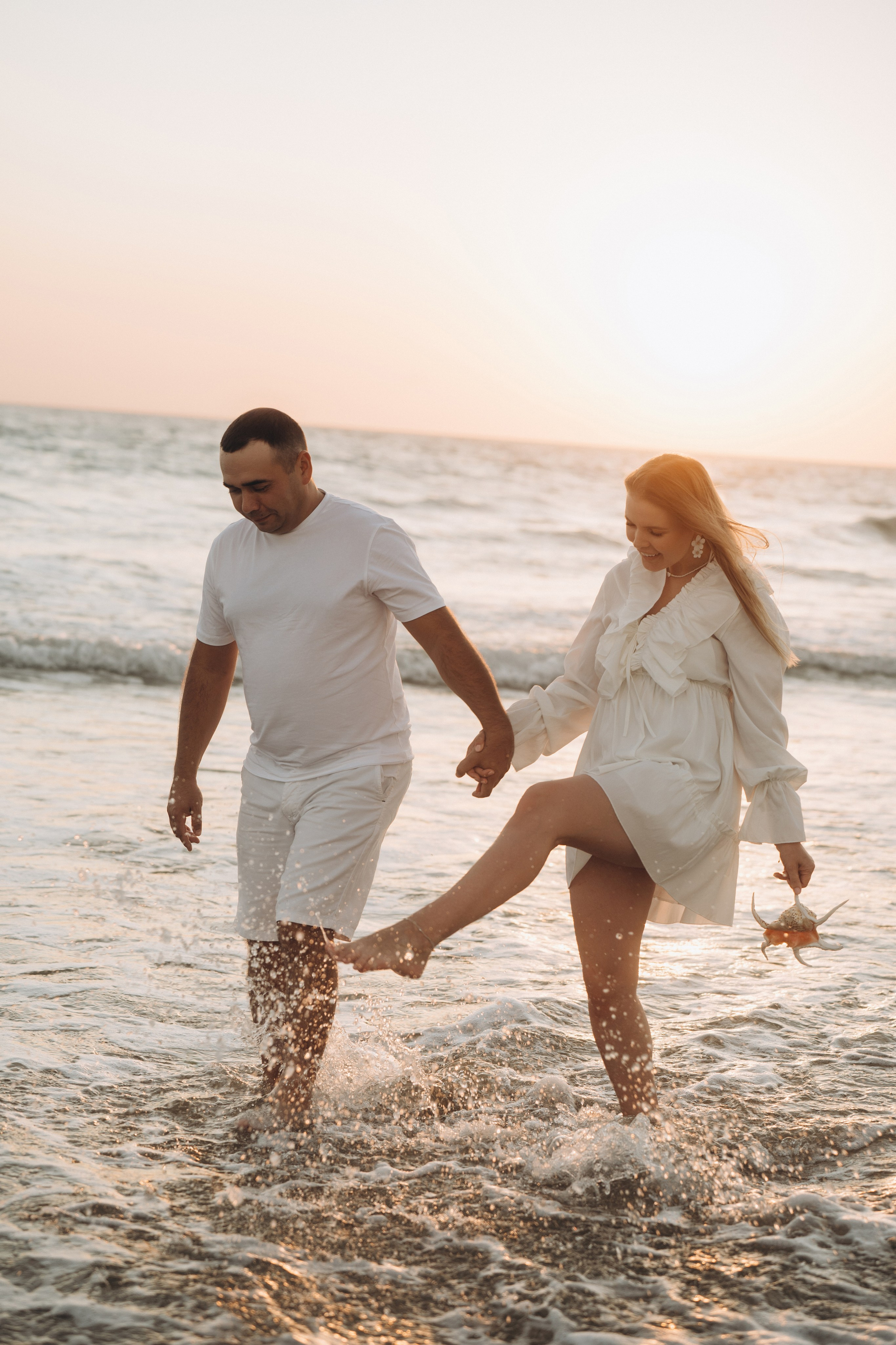 Фотосессия в Геленджике – родители целуют ребёнка, фотограф Геленджик