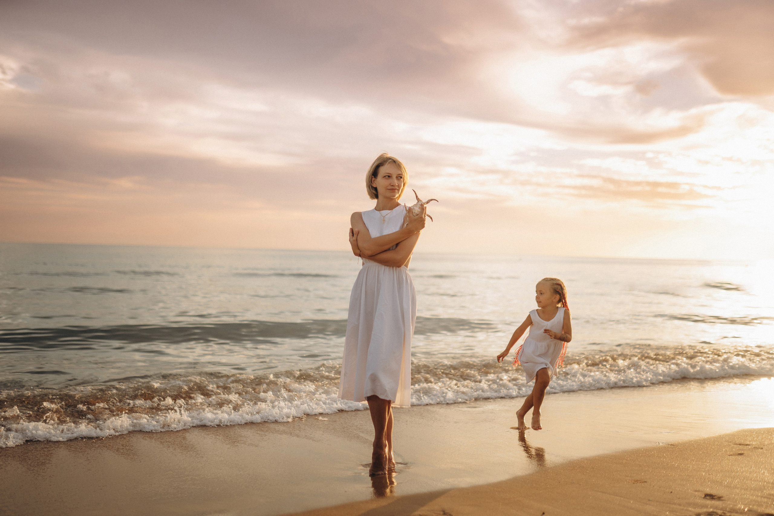 Фотограф Голубицкая создала кадр-метафору – мама "держит" дочку, как солнце, над горизонтом