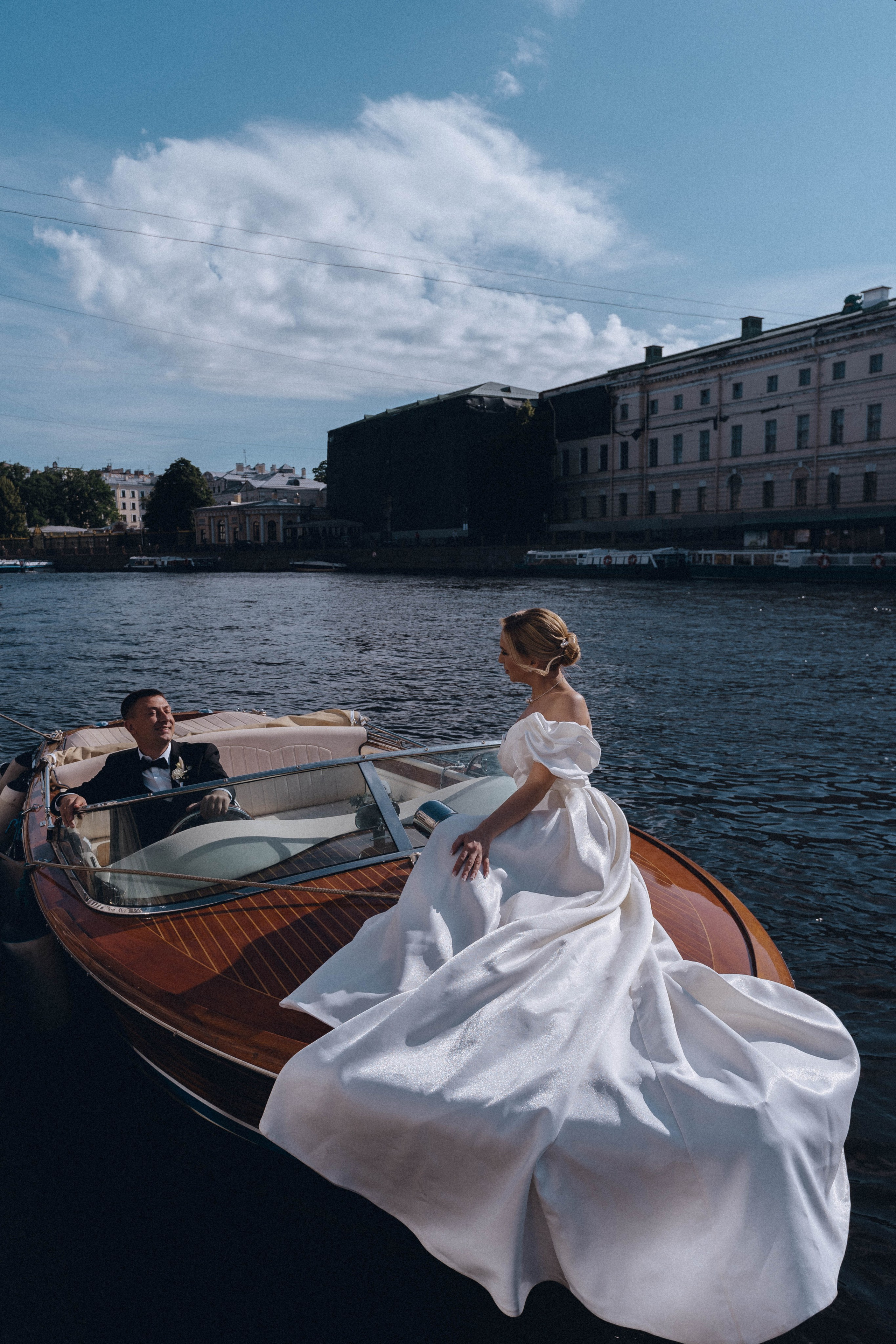 СВАДЕНБНАЯ СЬЕМКА НА КАТЕРЕ ПО КАНАЛАМ САНКТ-ПЕТЕРБУРГА И В АКВАТОРИИ НЕВЫ. Профессиональный фотограф, Санкт-Петербург — Виктория Богомолова