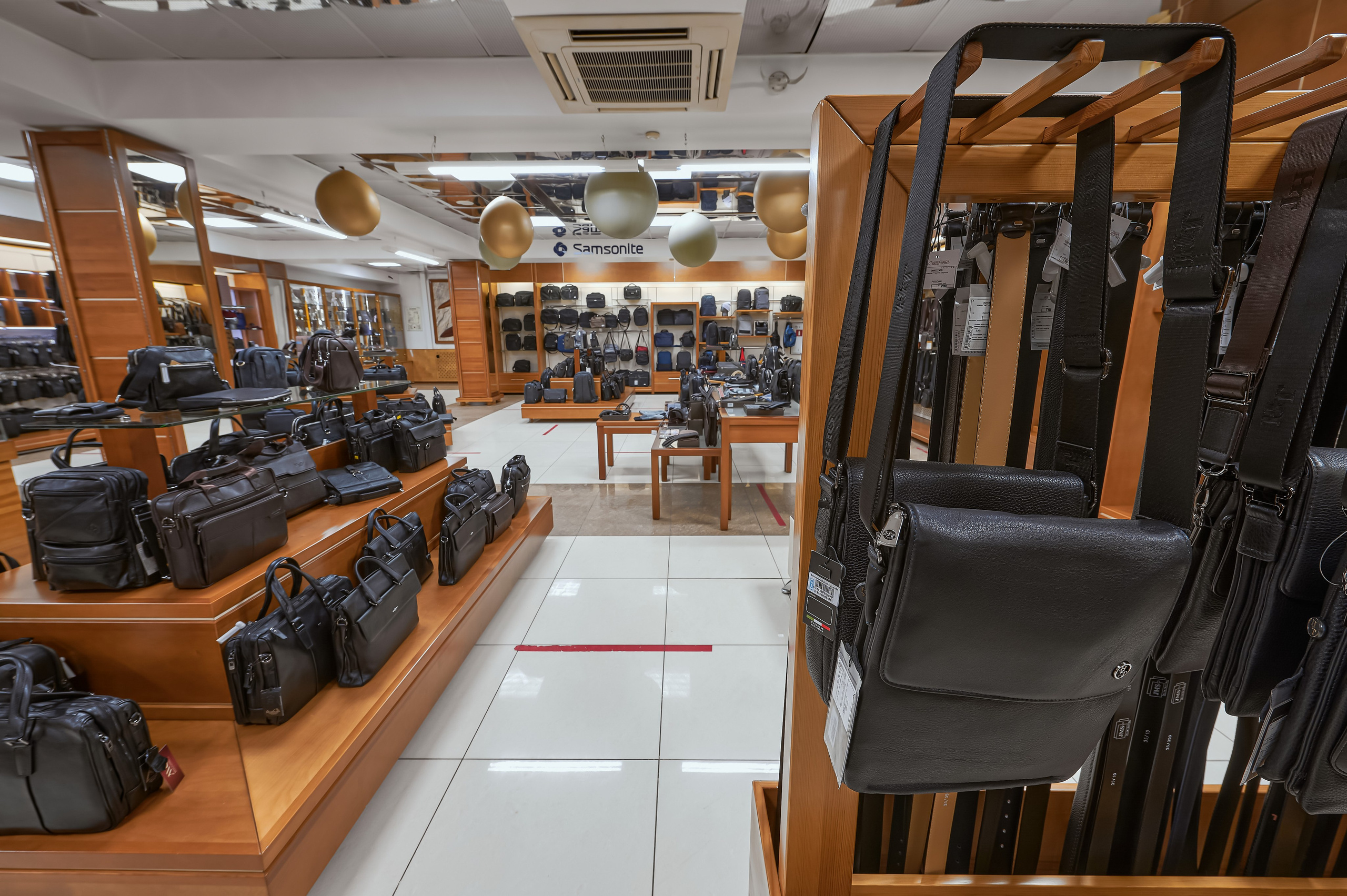 Портфолио по интерьерной и экстерьерной фотосъёмки: Мир Сумок — Правый берег. Фотограф Яковлев Роман — Красноярск