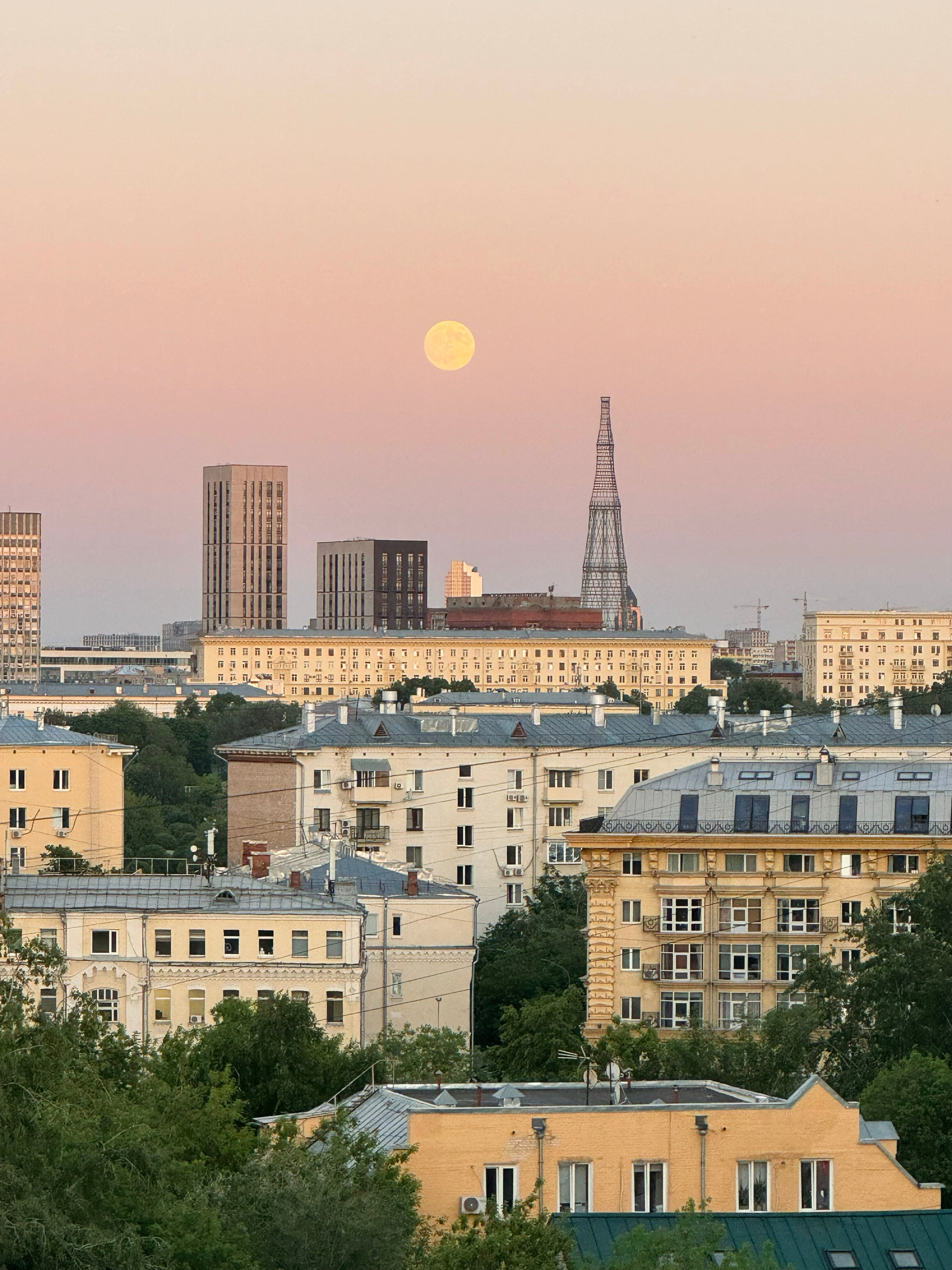 Шуховская башня и луна