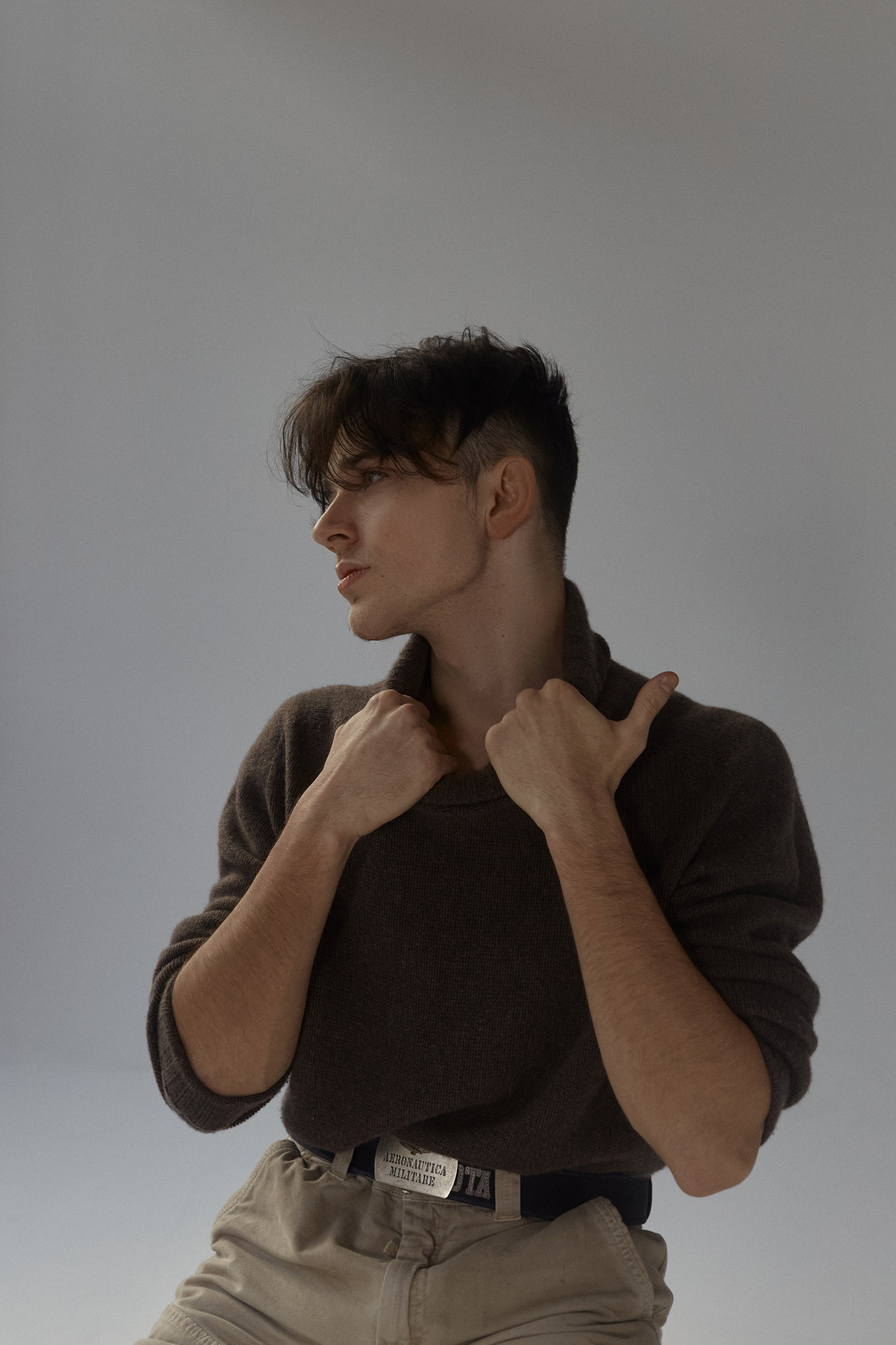 Мужская модель в деловом образе на нейтральном фоне