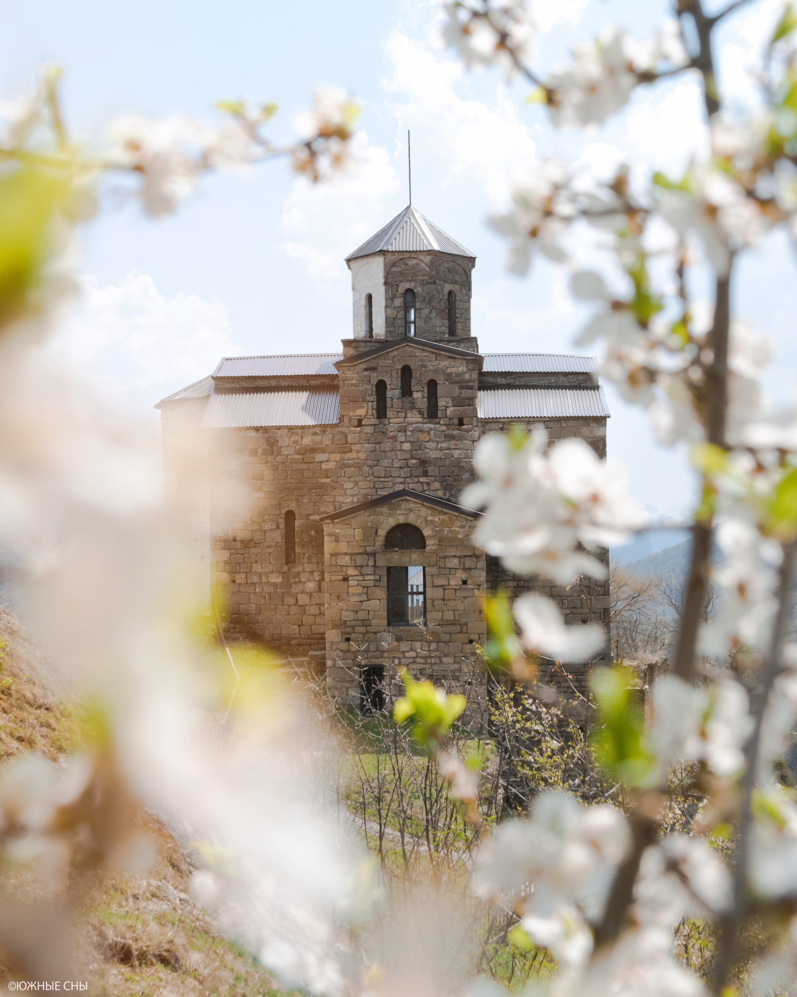 Шоанинский храм весной в горах Карачаево-Черкесии
