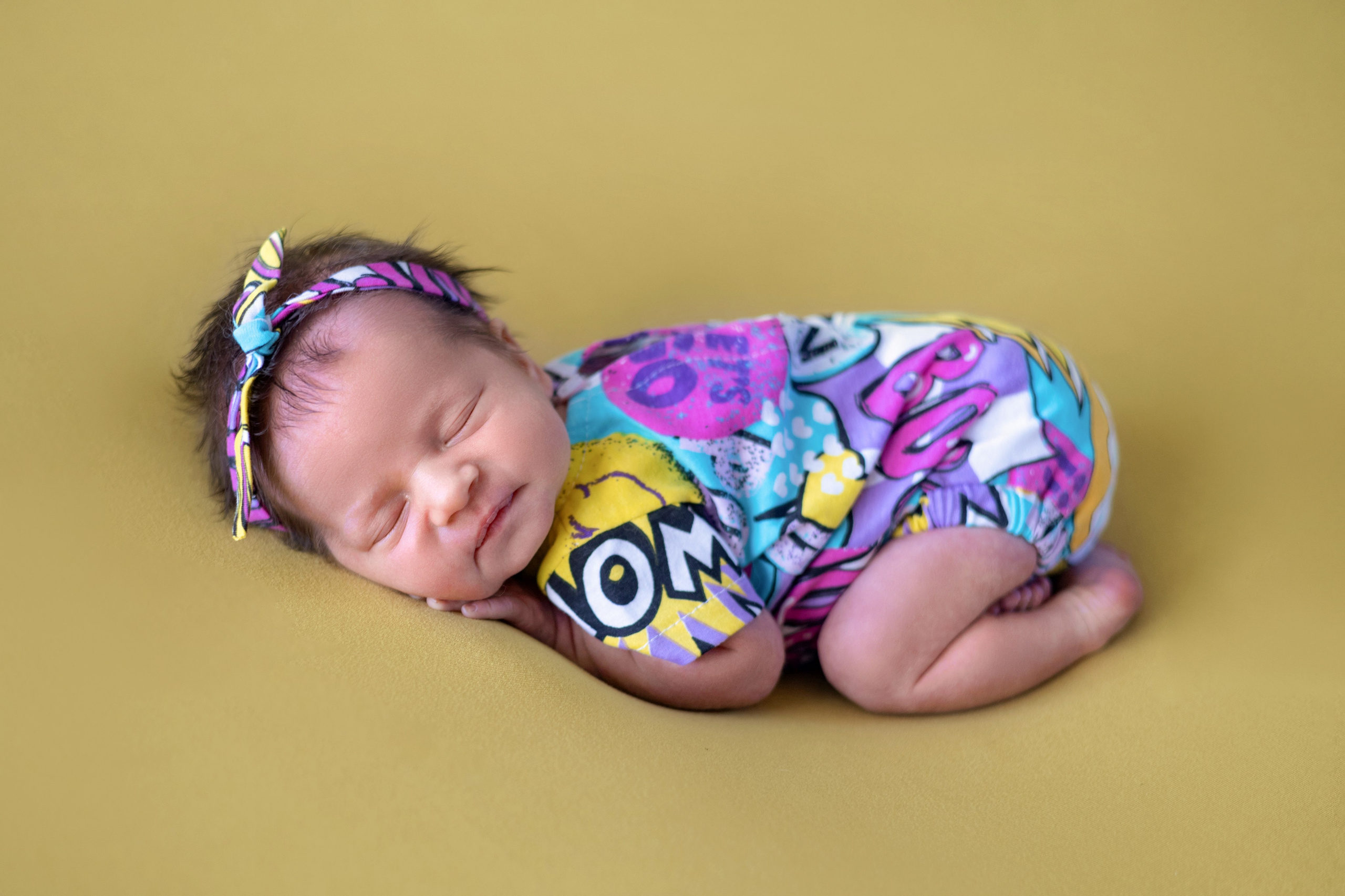 модная малышка сладко спит в базовой позе ньюборн