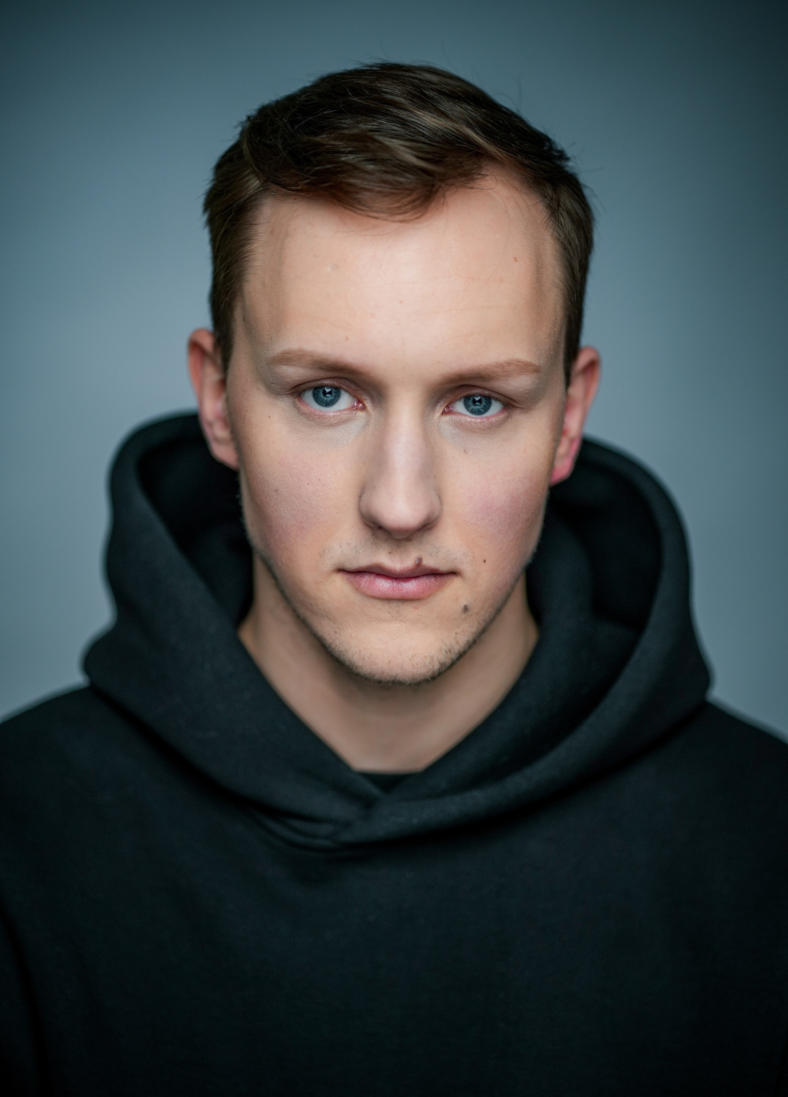 Актёр Логинов Максим. Портретная съемка в Москве, студийный фотограф Игорь Фомин