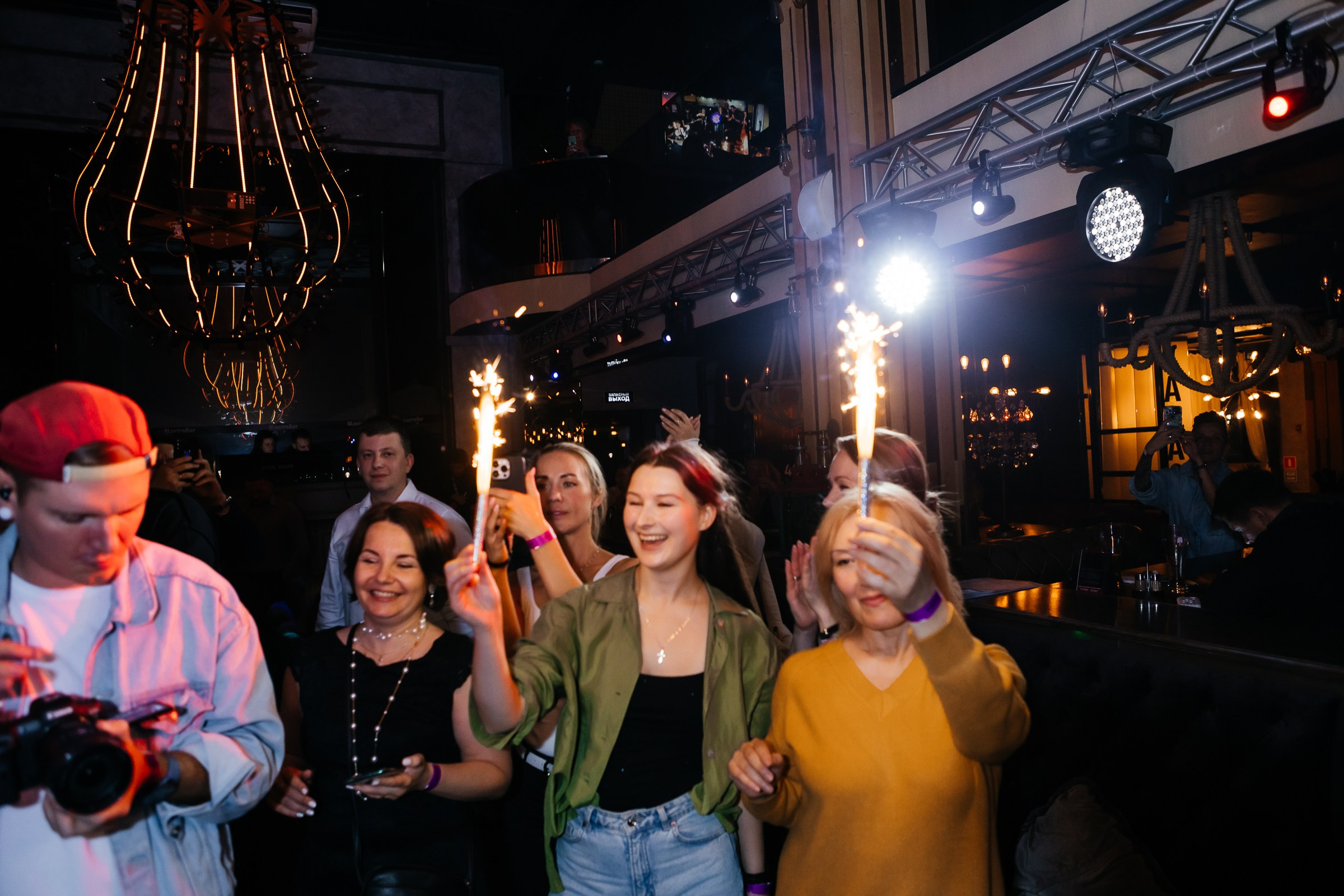 Полюшка в Lustra bar. Репортажный и свадебный фотограф Катерина Потапова