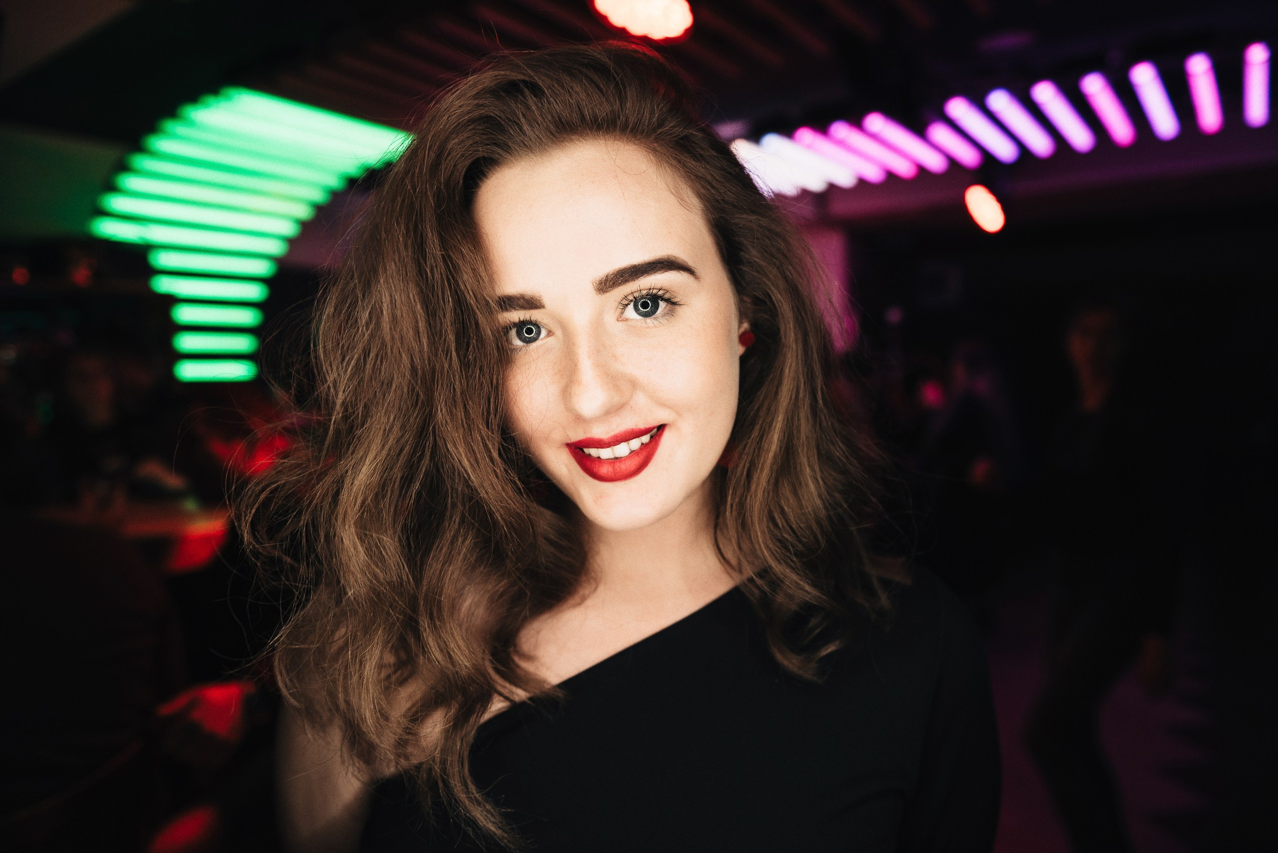 Фотография гостей вечеринки в стильных нарядах в зоне отдыха