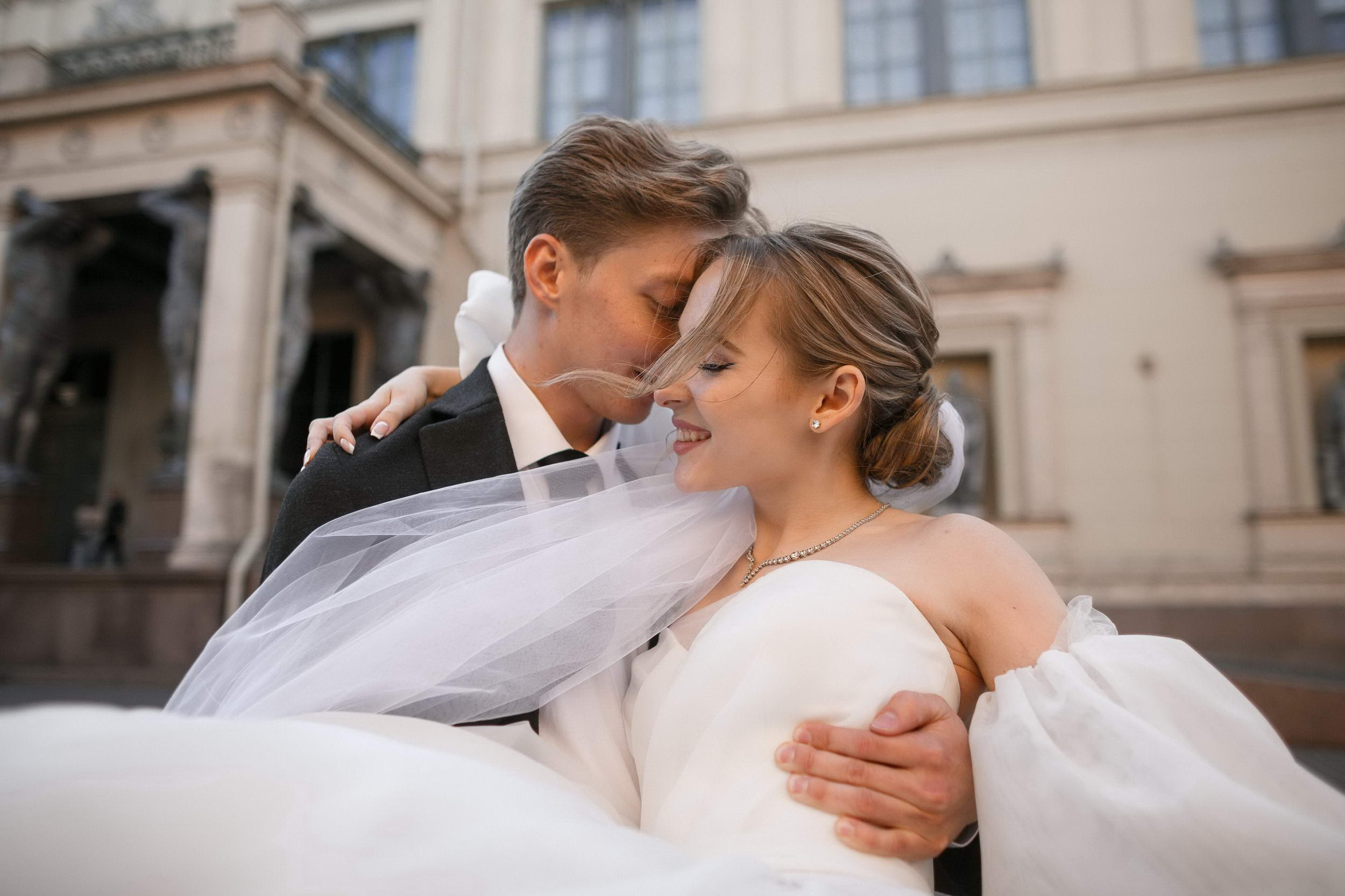 Красивая пара молодожёнов. Свадебный фотограф Игорь Брундасов 8PHOTO на свадьбу венчание загс СПб