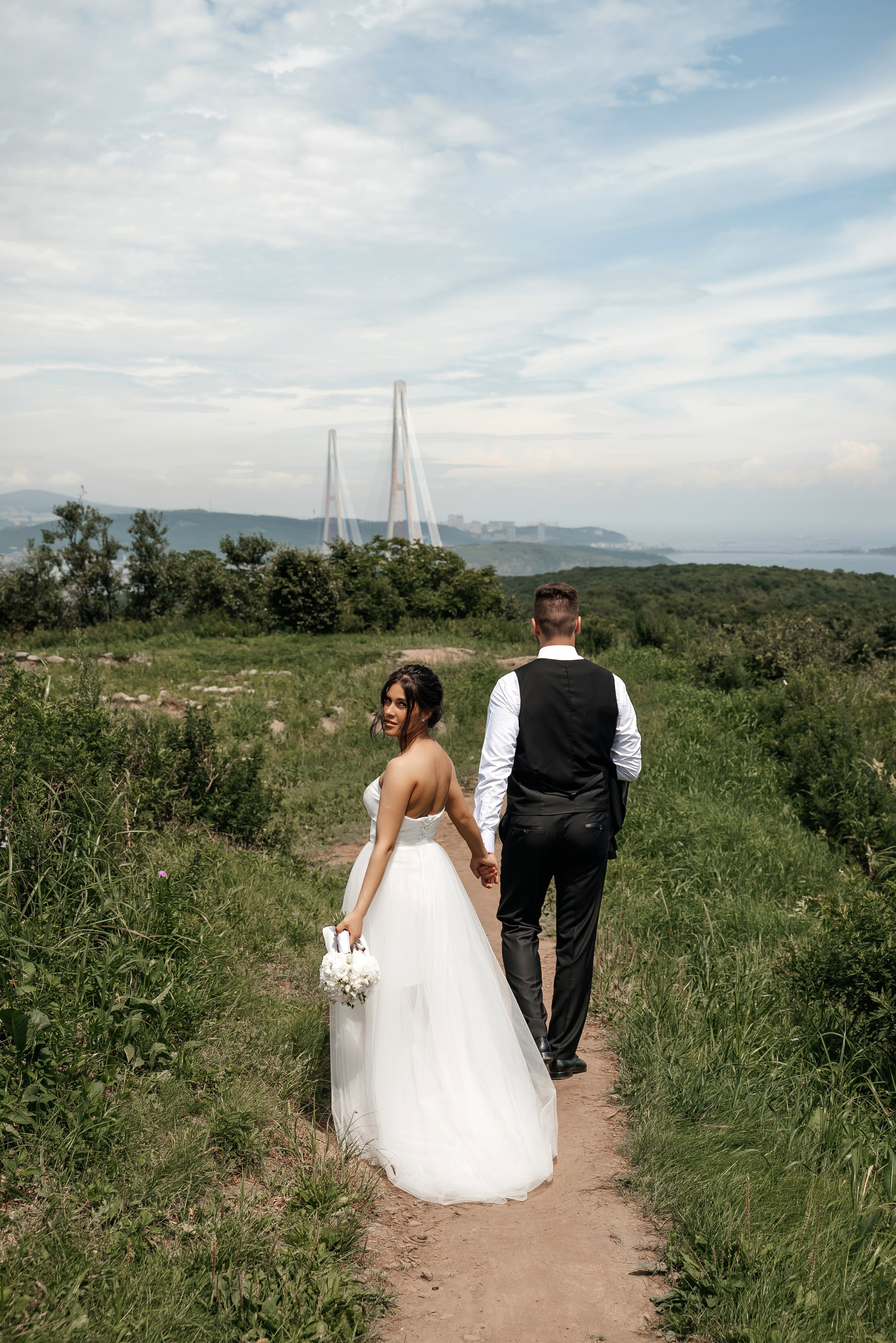 Полный летний свадебный день, прогулка на природе и в городе. Свадебный фотограф Елена Рякина