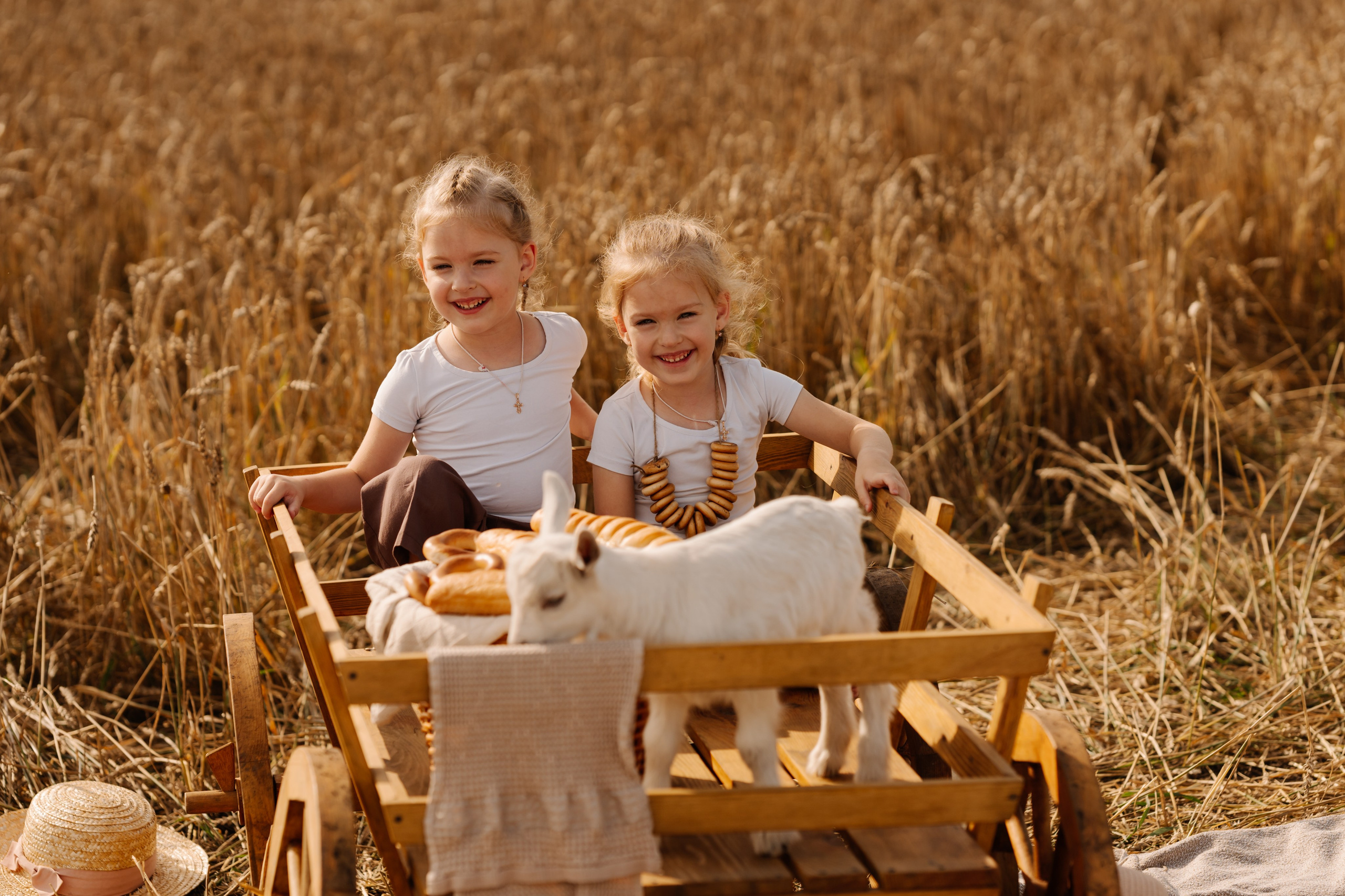 Девочки с козленком. СВАДЕБНЫЙ ФОТОГРАФ КРАСНОЯРСК