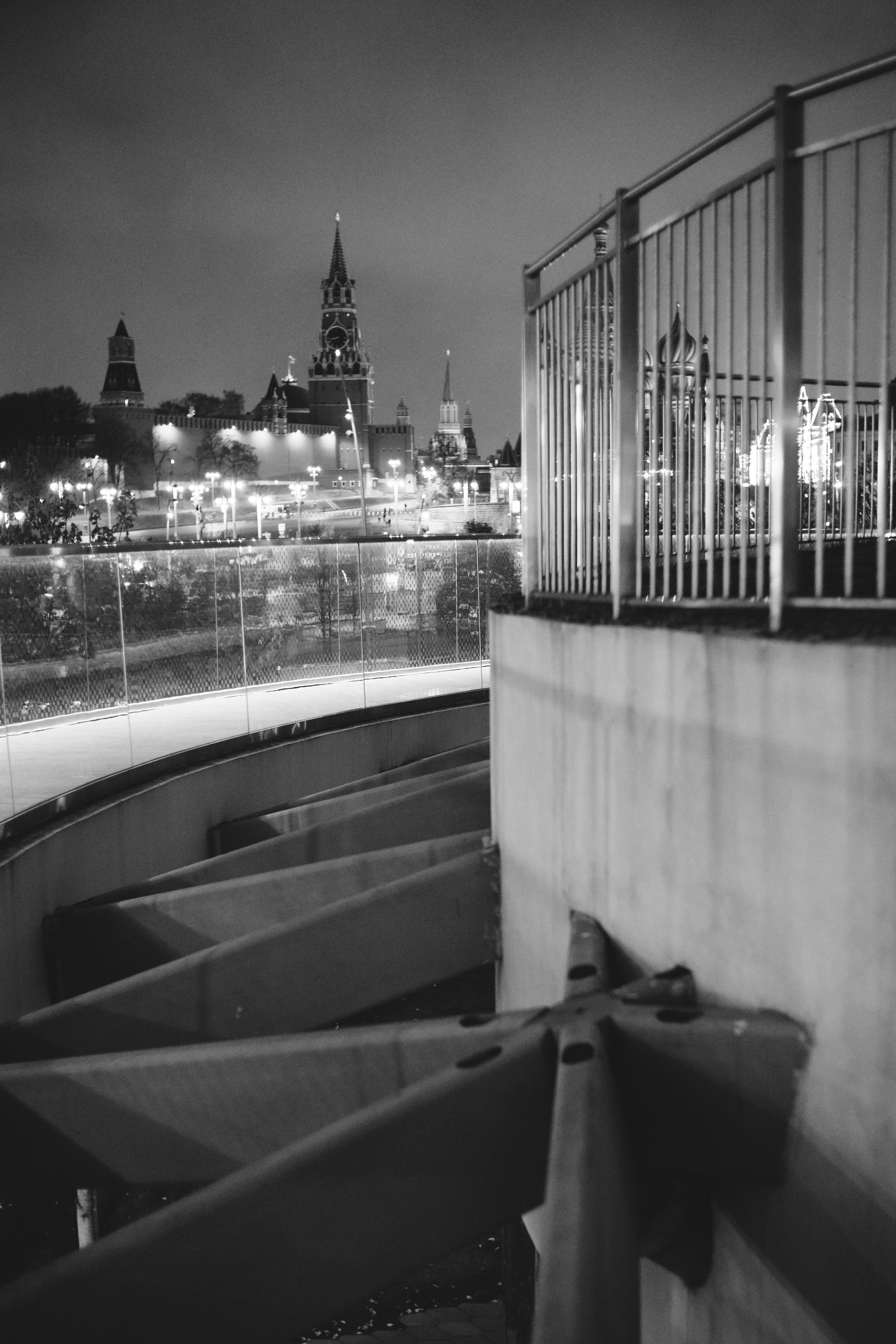 вид на далекий Кремль из парка Зарядье в Москве