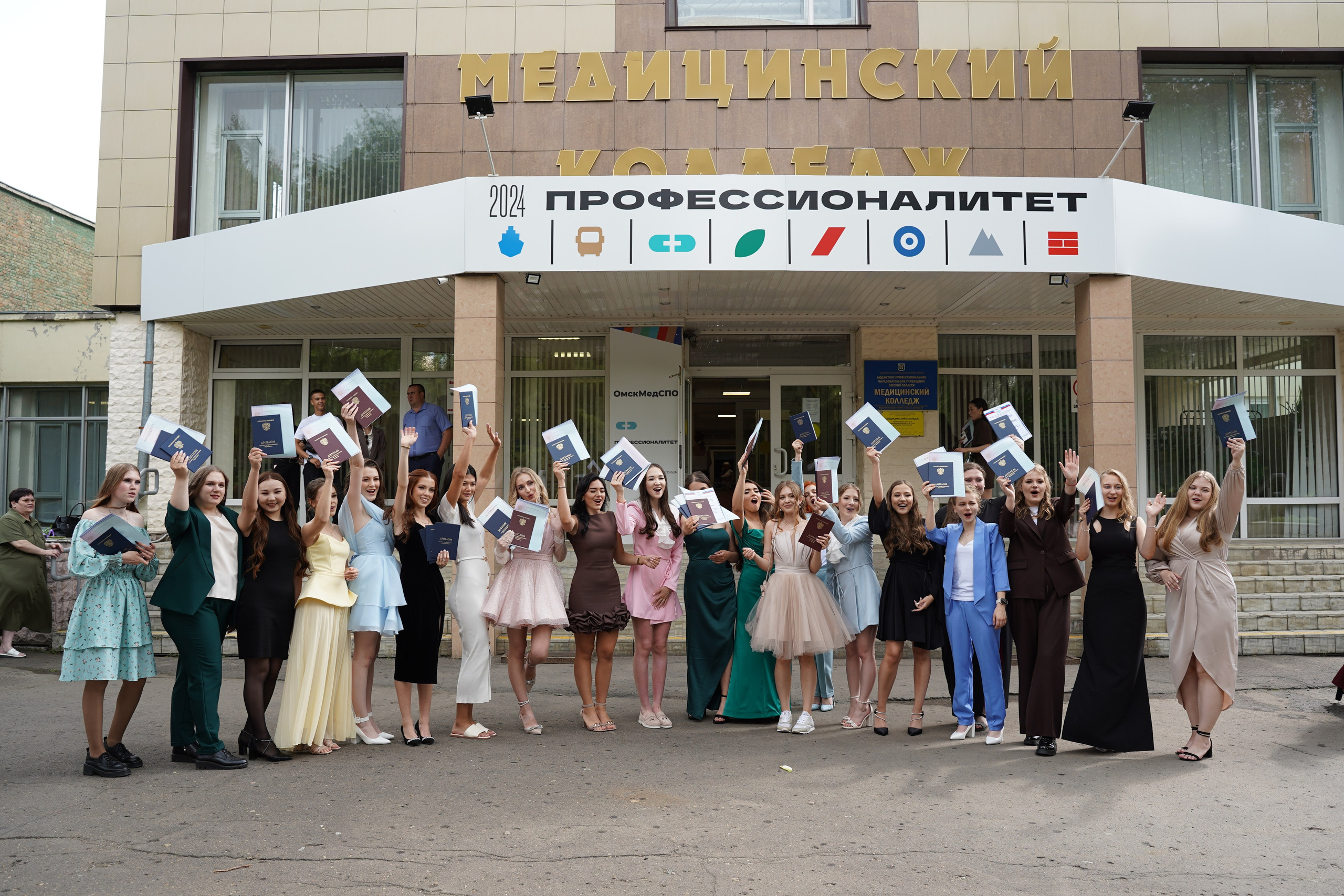 Вручение дипломов. Свадебный и семейный фотограф в Омске — Динара Чолпонбаева