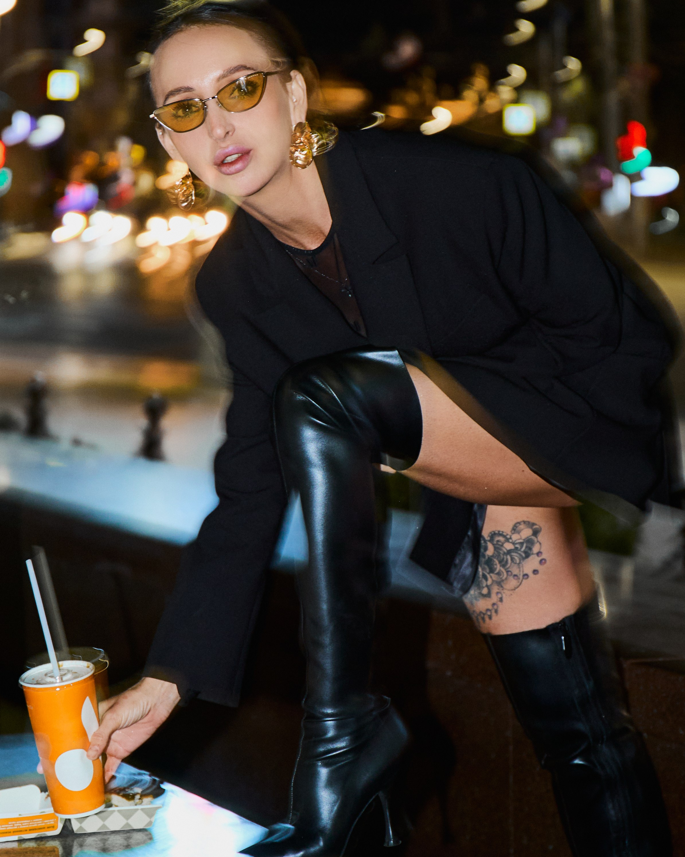 Ночная прогулочная съемка девушки женским фэшен фотографом Екатериной Врублевской в Калининград рядом с Северный вокзал Администрация Вкусно и точка