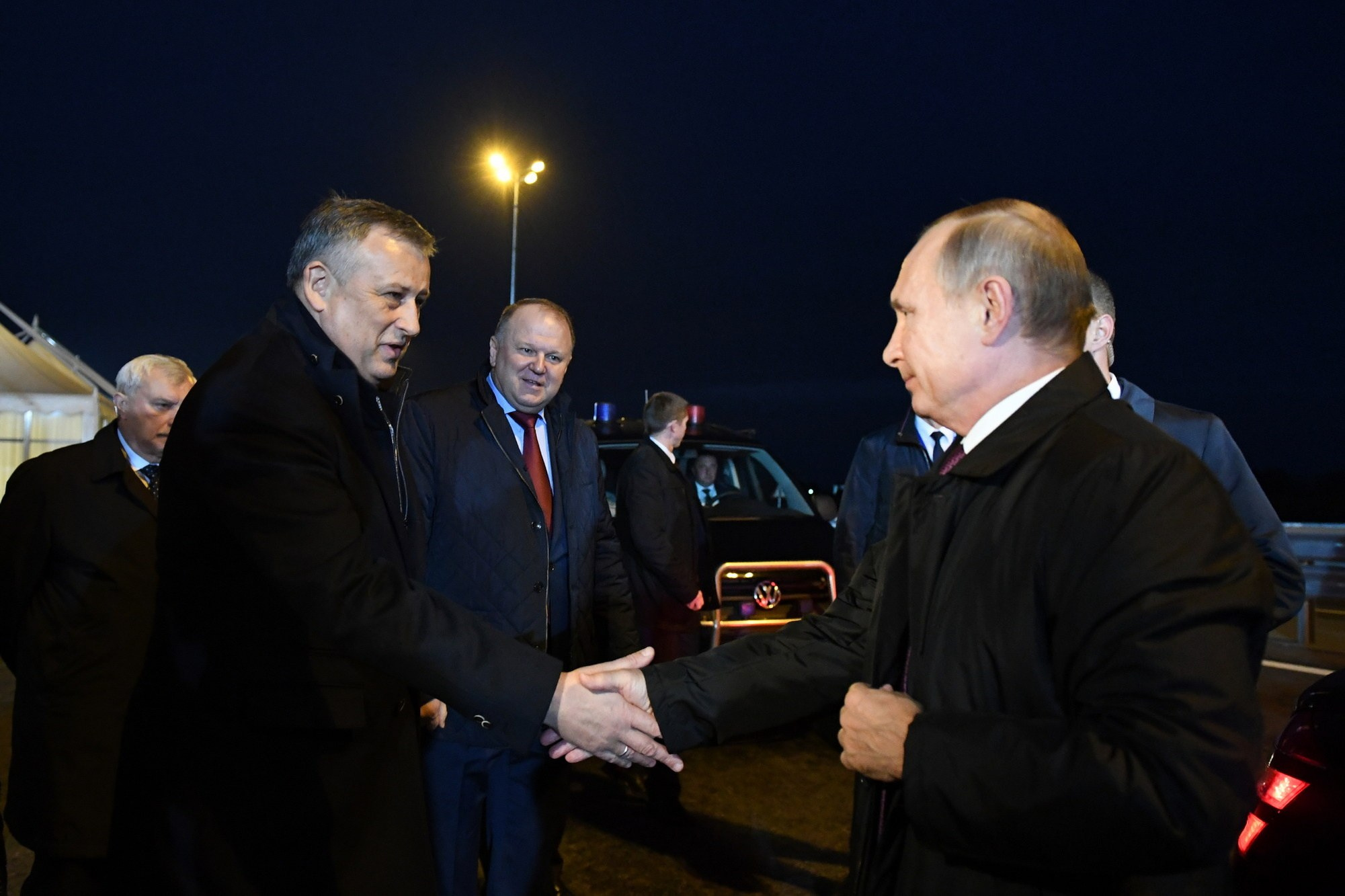Президент России Владимир Путин пожимает руку губернатору Ленинградской области Александру Дрозденко на открытии Киевского шоссе, Ленинградская область, 14 октября 2017 года. 