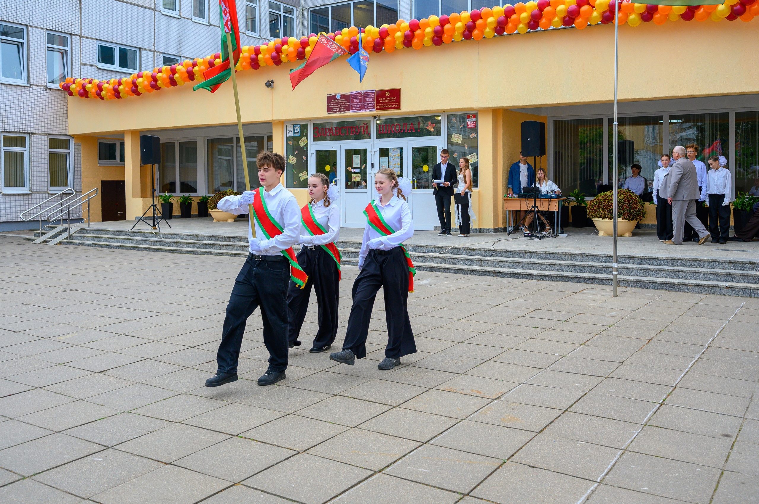 Вот звучит первый звонок, перед этим долгое приготовление к новому этапу в жизни, Яромир идет в школу. Фотоуслуги, услуги фотографа, фотографирование важных событий