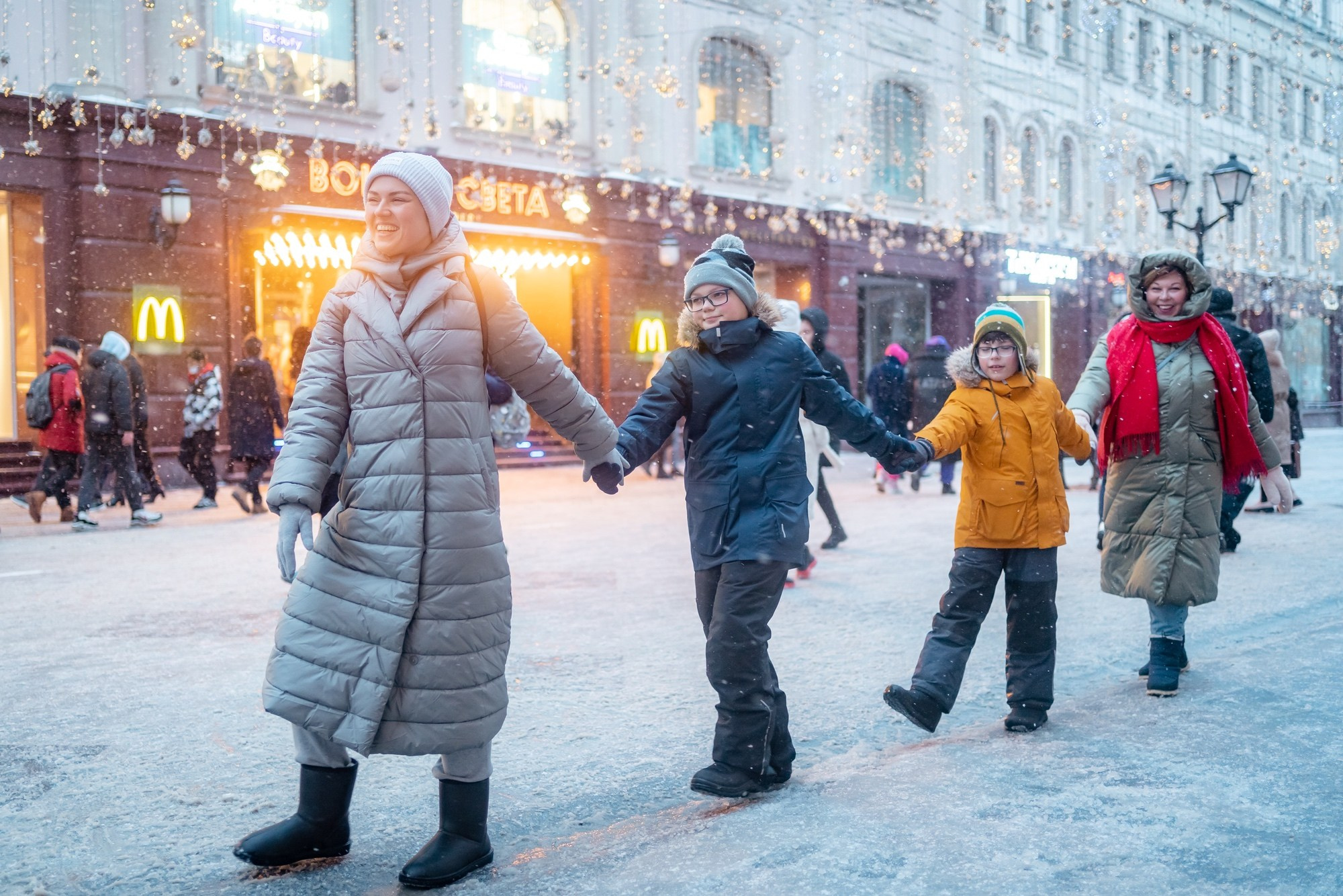 Юля с семьей в центре. Семейный фотограф Варвара Сорока в городе Москве