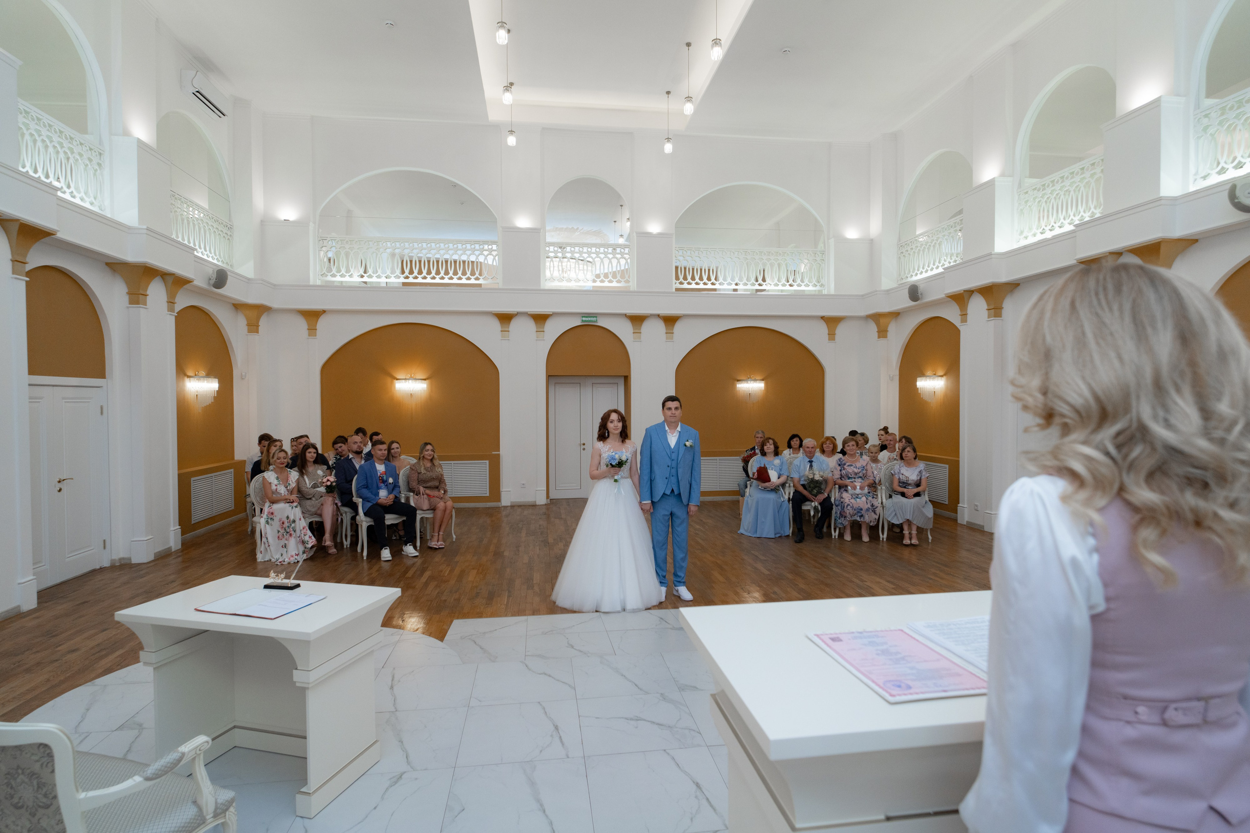 фотосессия жениха и невесты в зале регистрации в загсе фрунзенского района