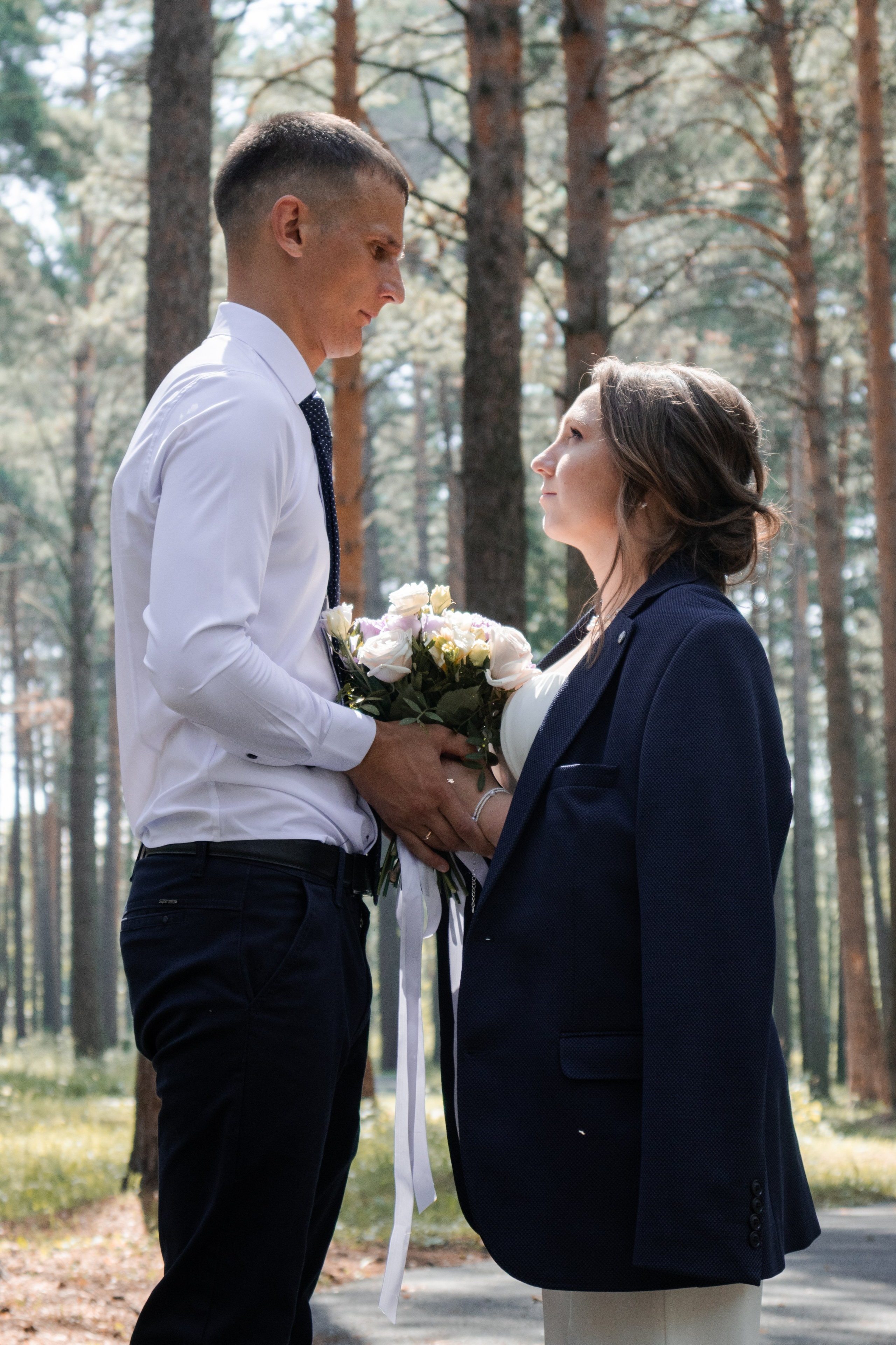 Свадебная прогулочная фотосессия невесты и жениха в городе Северск и Томск
