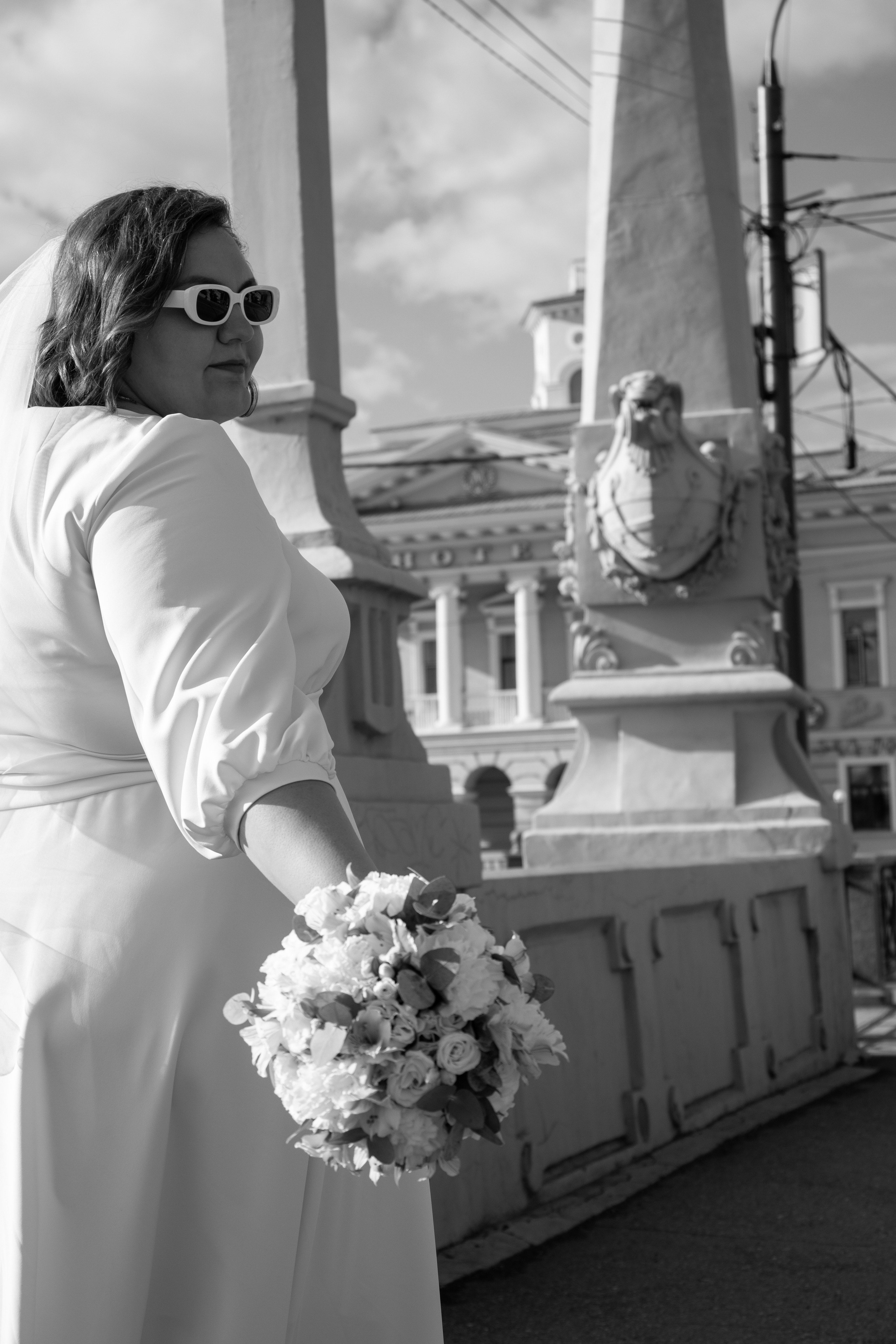 Свадебная прогулочная фотосессия невесты на мосту через реку Ушайку в городе Томск