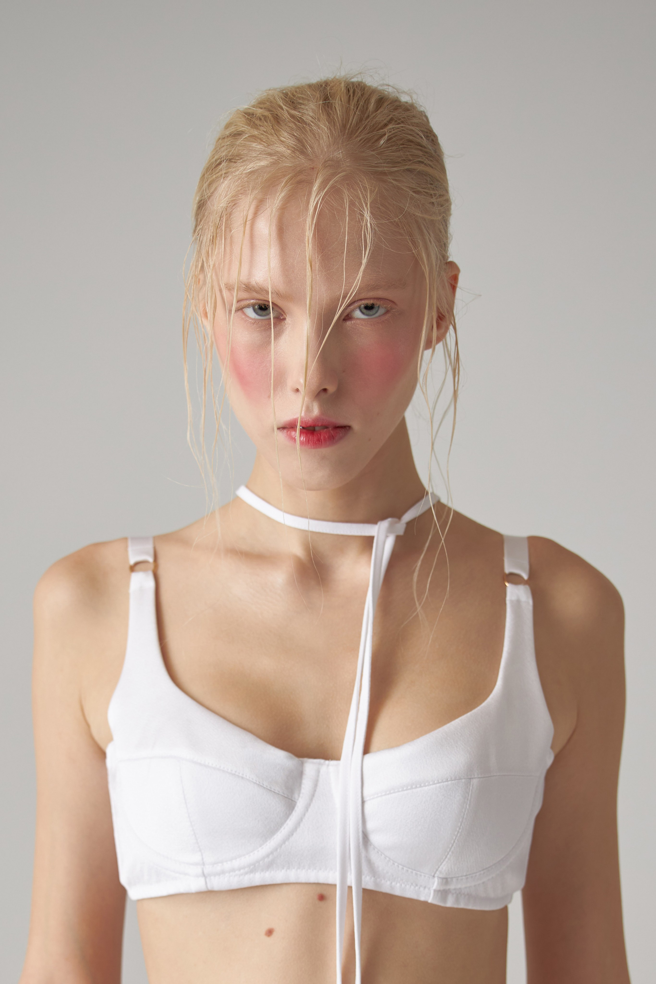 Портрет девушки-балерины со слегка растрёпанными волосами после тренировки и с раскрасневшимся лицом