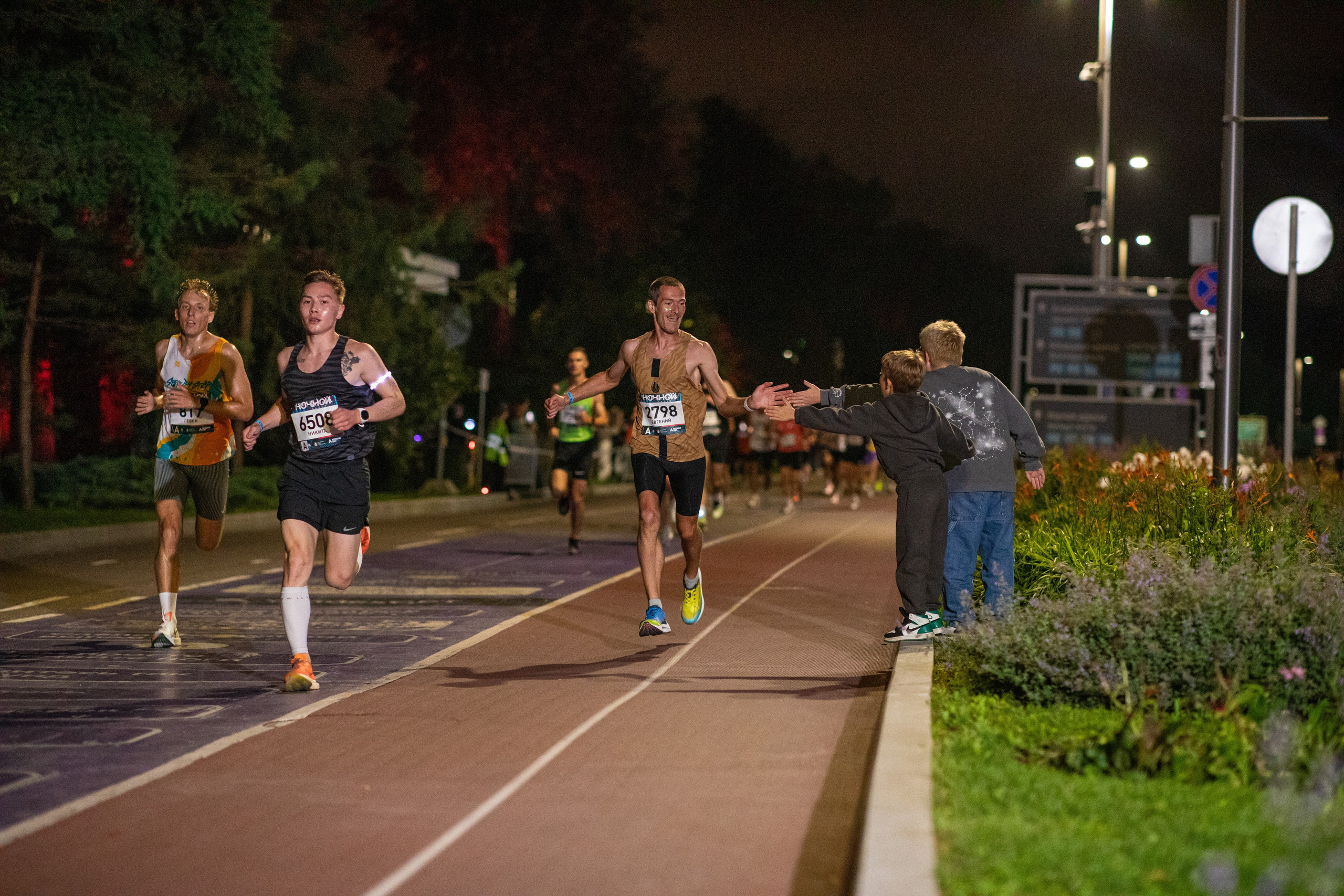 Ночной забег в ленте фотографий бегунов 03.08.24. Фотограф Сергей Ловкий