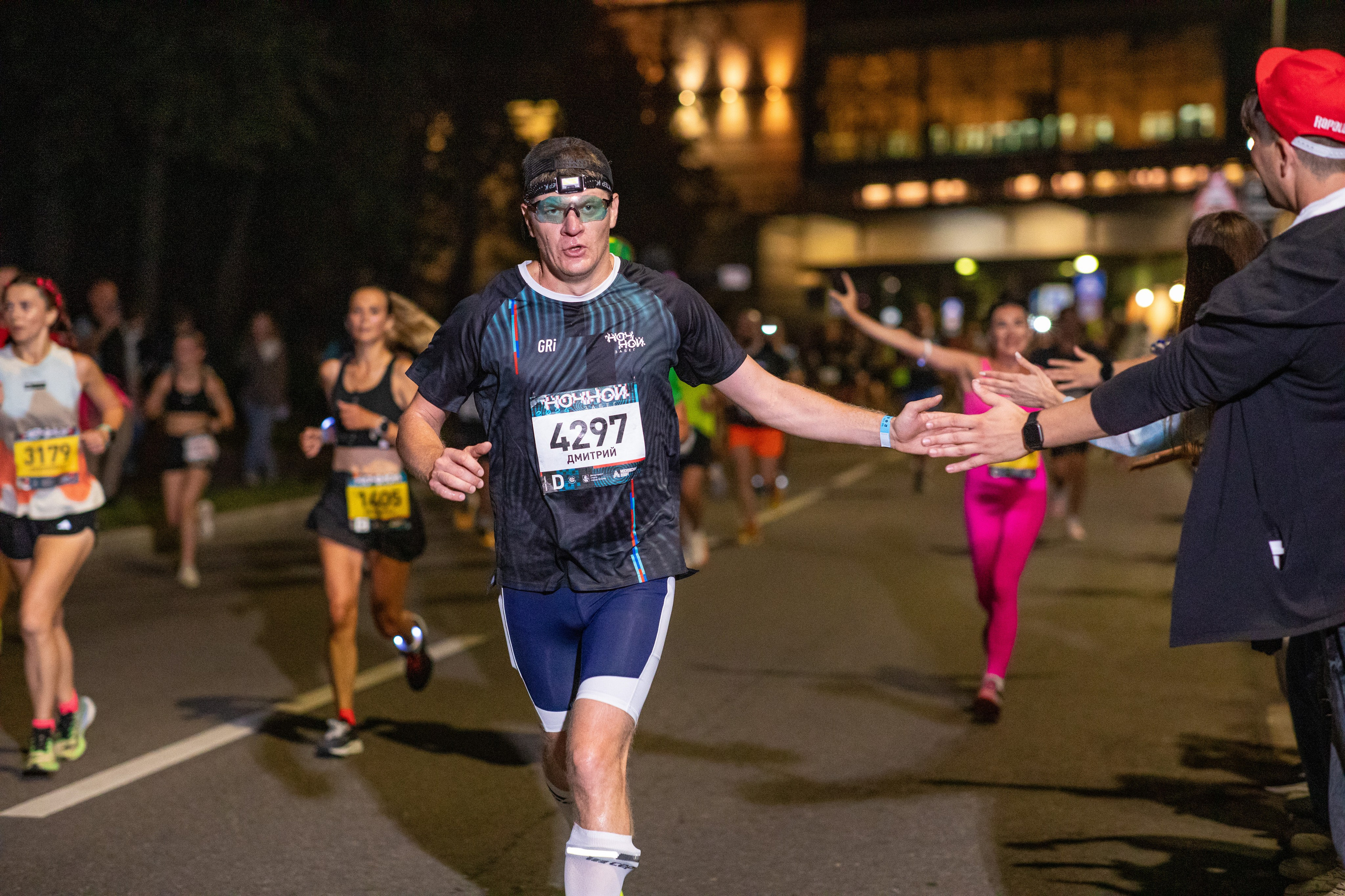 Ночной забег в ленте фотографий бегунов 03.08.24. Фотограф Сергей Ловкий