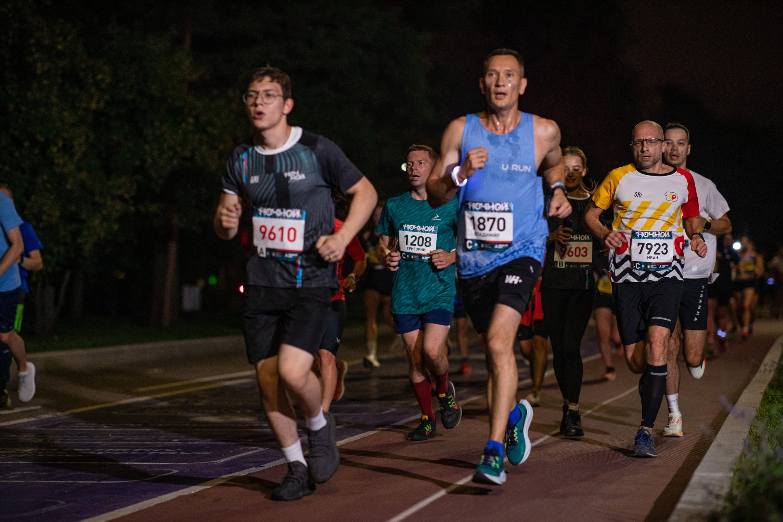 Ночной забег в ленте фотографий бегунов 03.08.24. Фотограф Сергей Ловкий