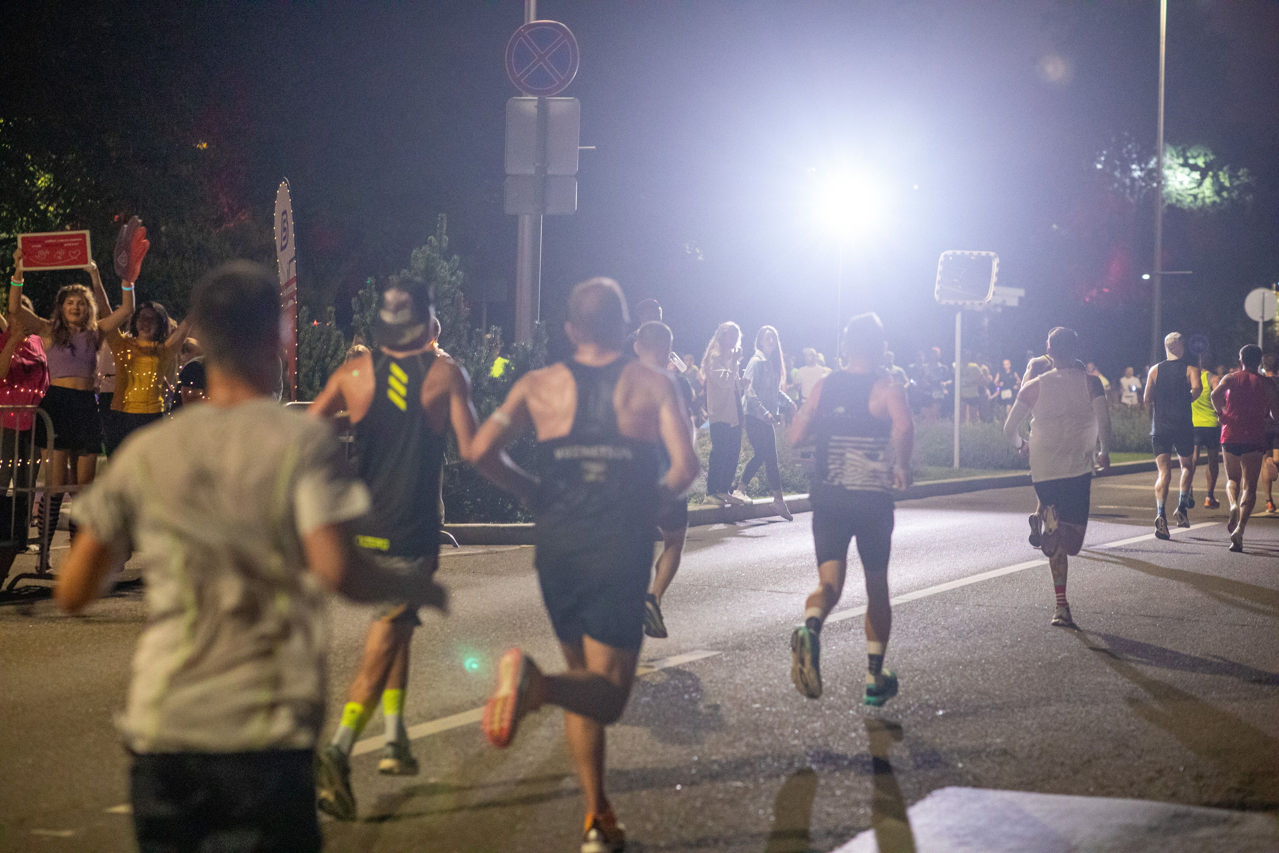 Ночной забег в ленте фотографий бегунов 03.08.24. Фотограф Сергей Ловкий