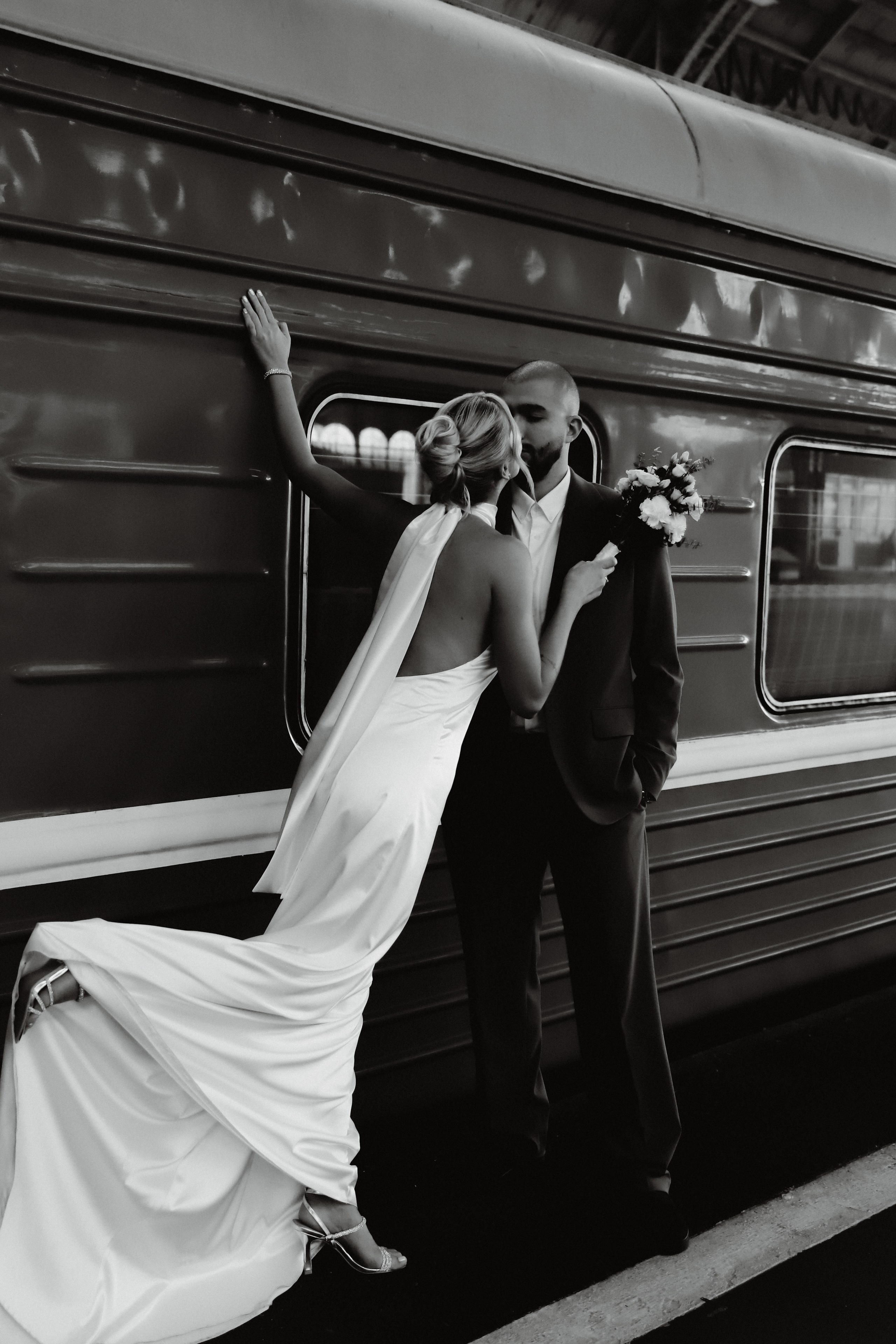 Свадебная съёмка: запечатлите волшебство вашего дня. Профессиональный фотограф звезд, концертов и спортивных событий