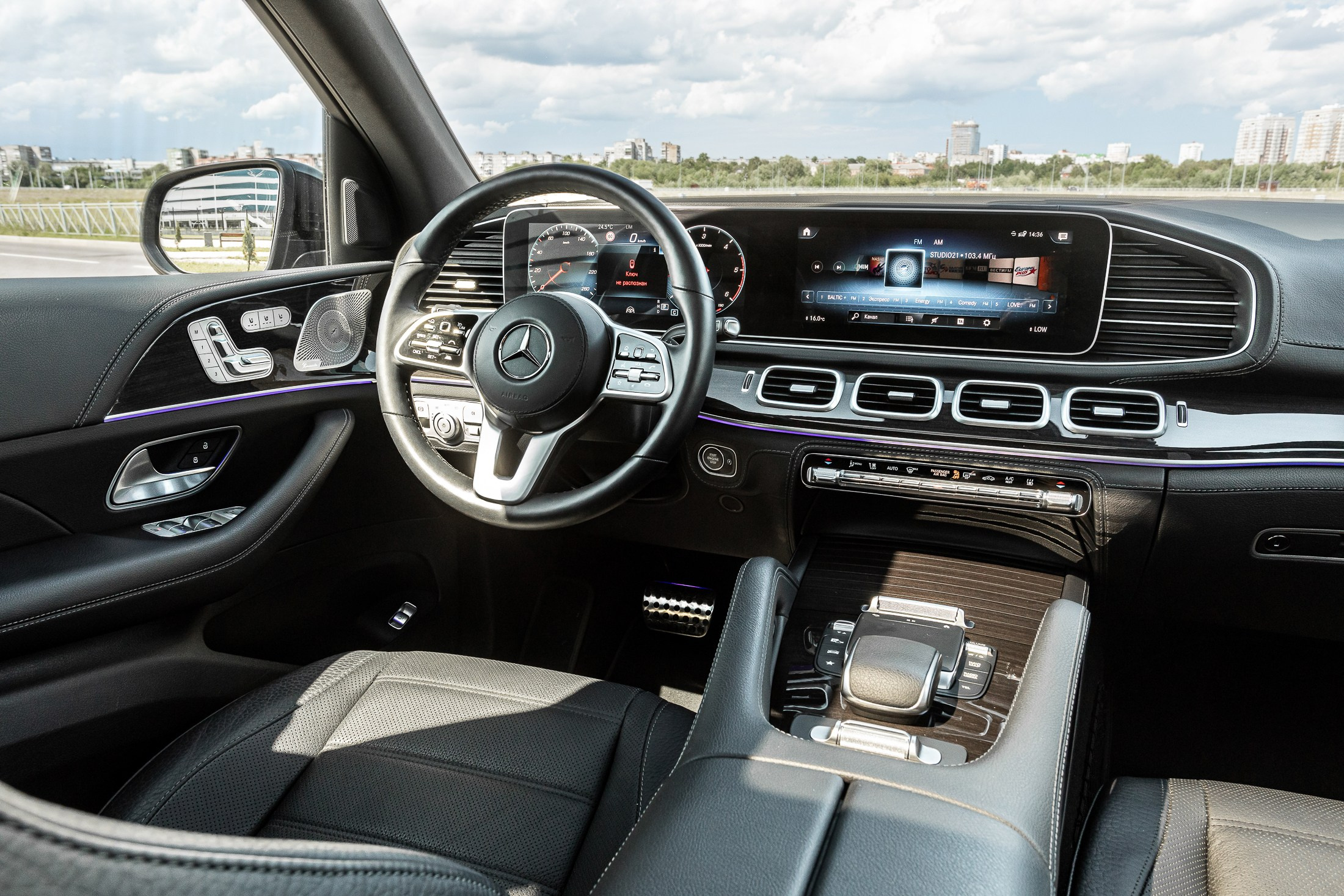 Салон машины с приборной панелью. 