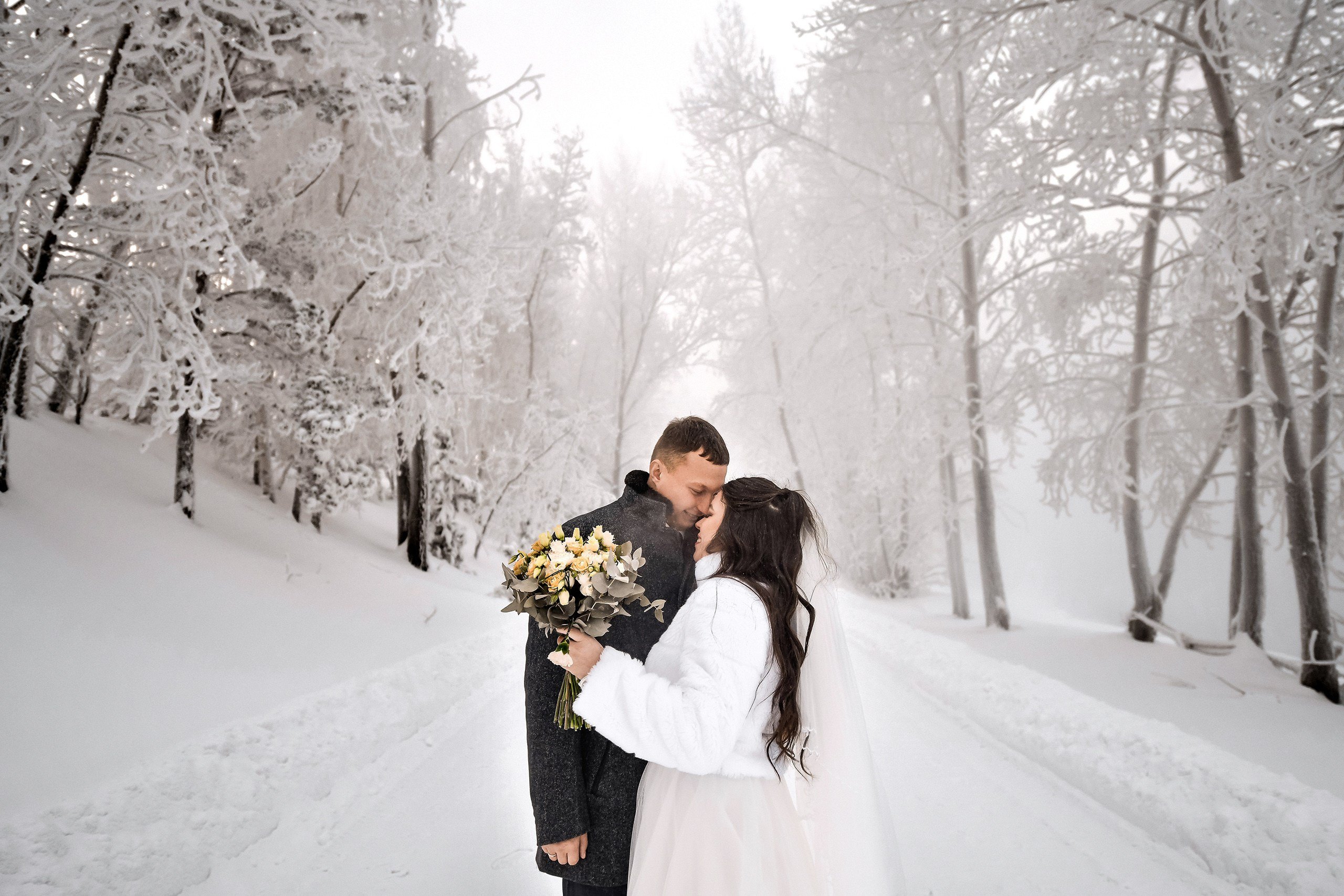 Зимняя свадьба: фотосессия невесты и жениха в студии и на улице. 📸 Свадебный и семейный фотограф в Красноярске Тихомиров Евгений | 17 лет опыта | 800+ свадеб