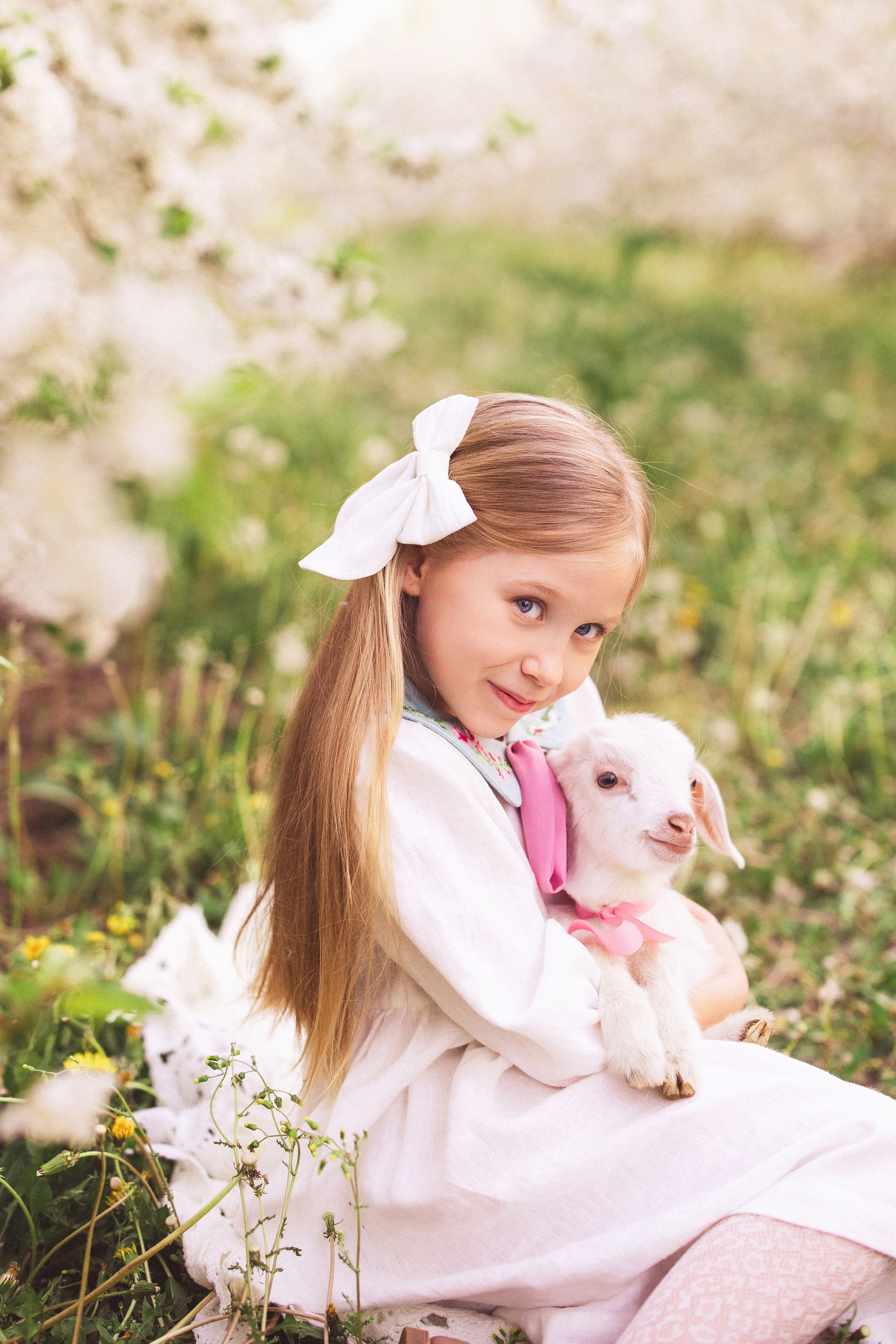 Фотосессия в цветущем саду с козочкой. Семейный и детский фотограф в Краснодаре Анна Трашкова