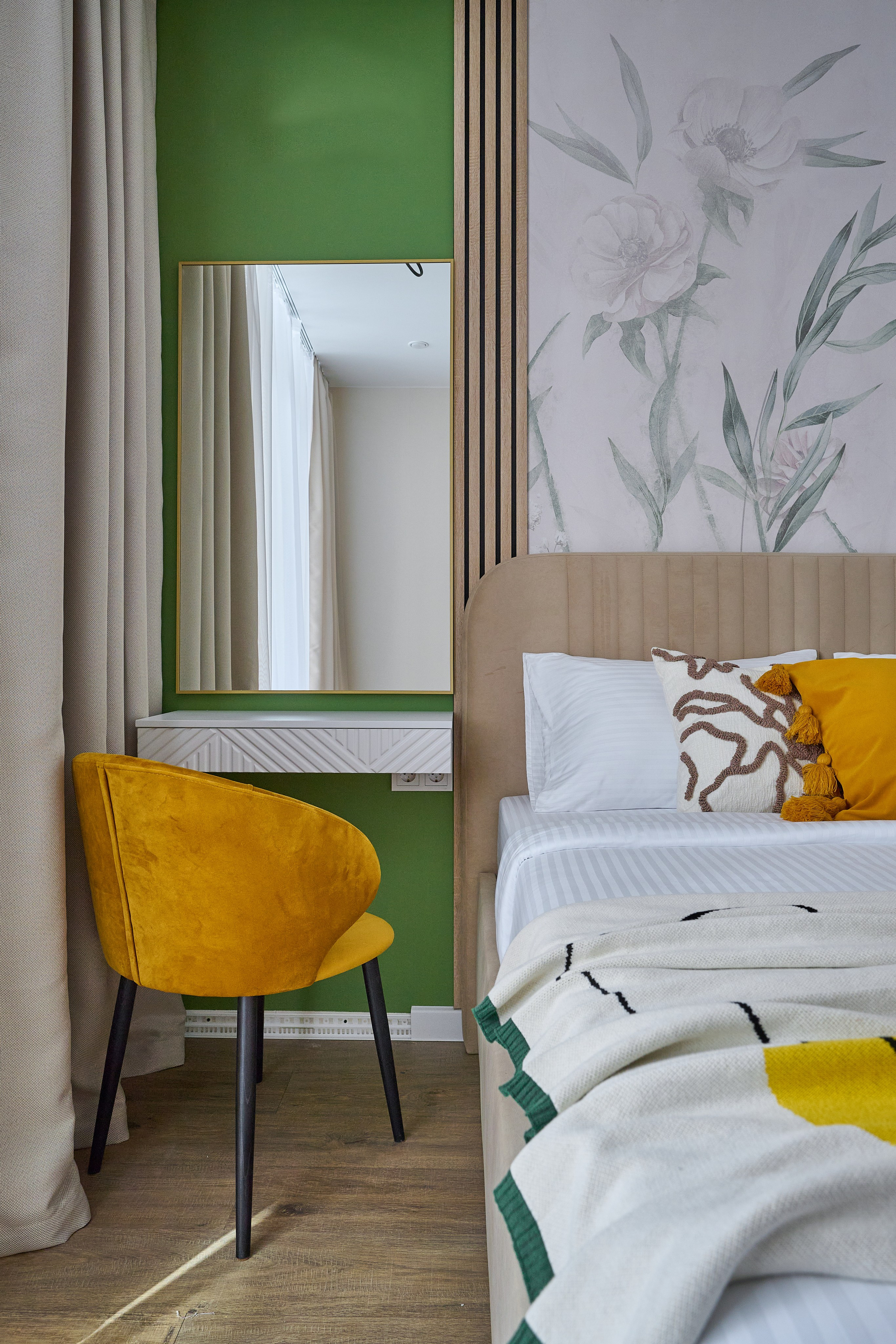 квадратное большое зеркало желтый стул 