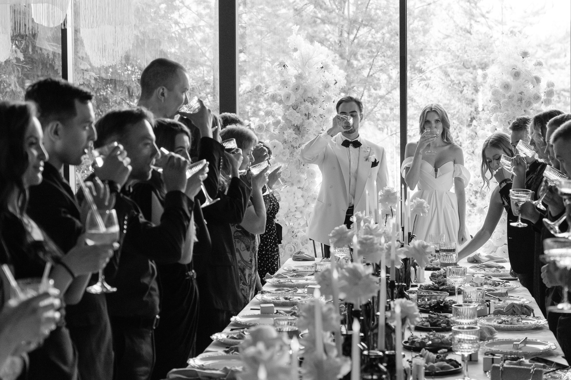 Черно-белая свадьба с вечерней церемонией под деревом. Свадебный фотограф Элли Федосеева