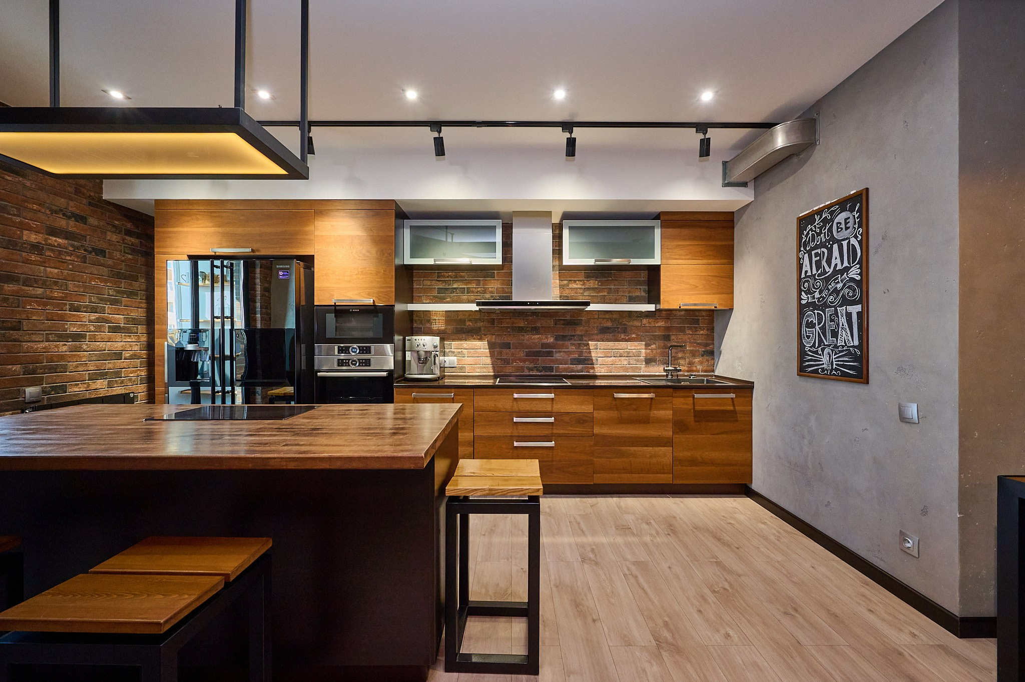 кухня деревянные шкафы коричневые шкафы 