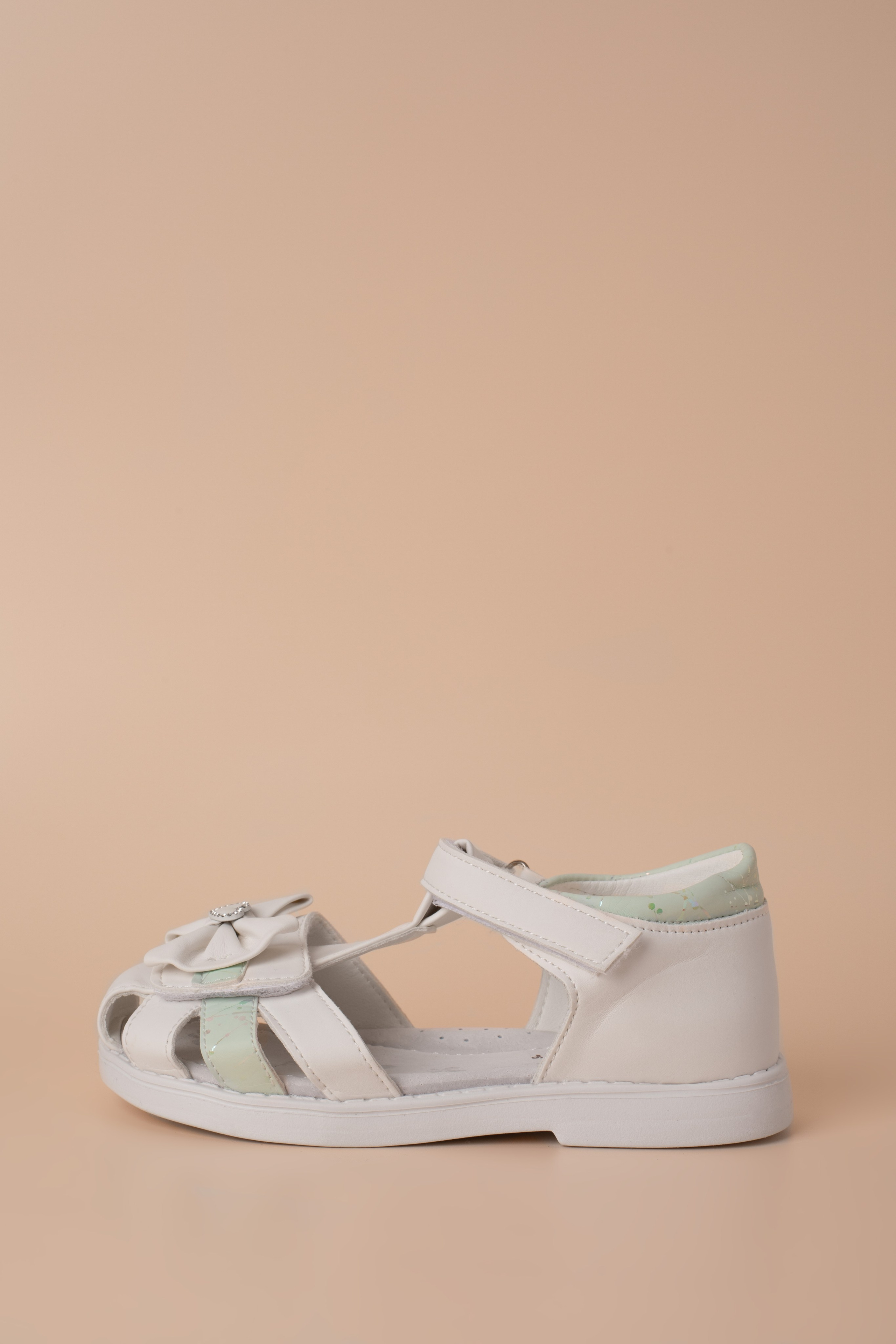 Сандали для девочки. Фотостудия предметной и модельной съёмки для маркетплейсов