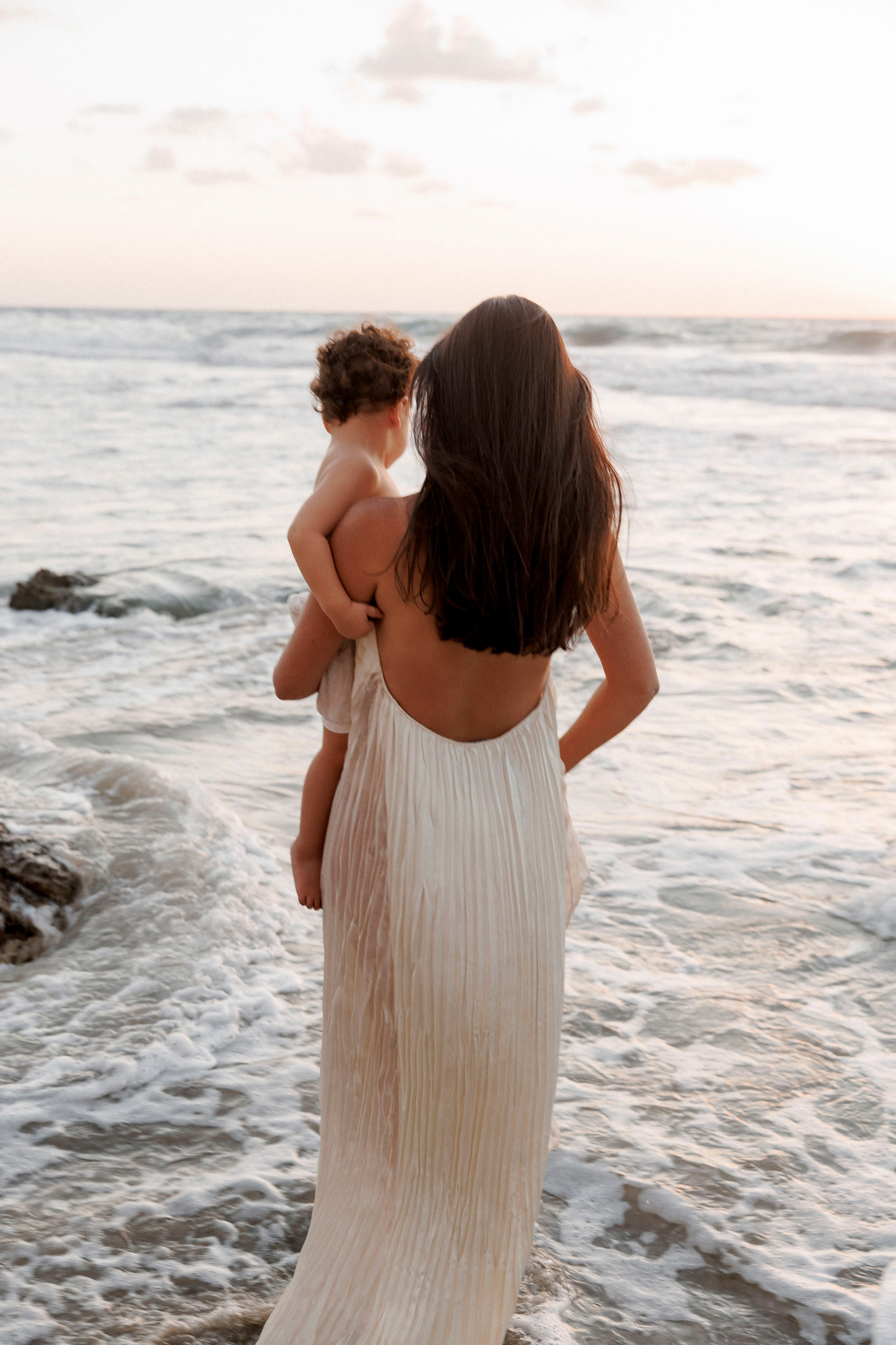 Pregnancy photoshoot near the sea. Wedding and family photographer