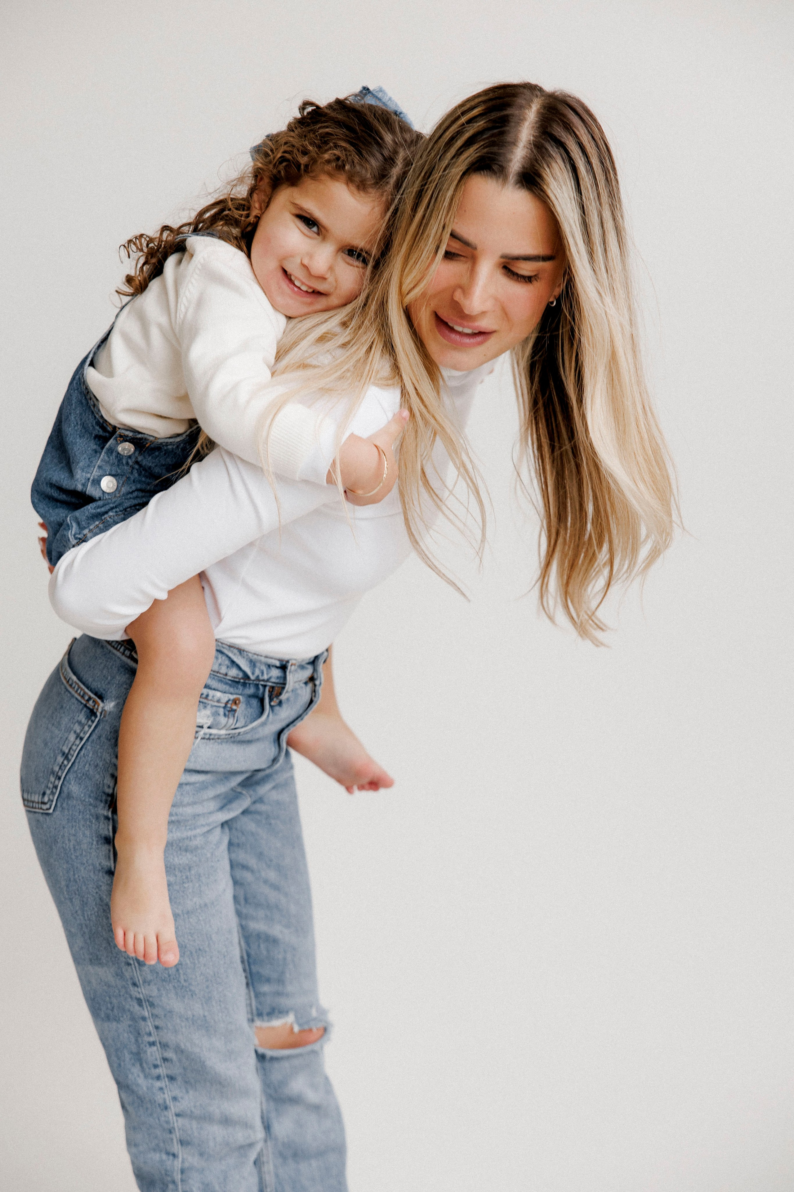 Family photoshoot in White Studio. Wedding and family photographer