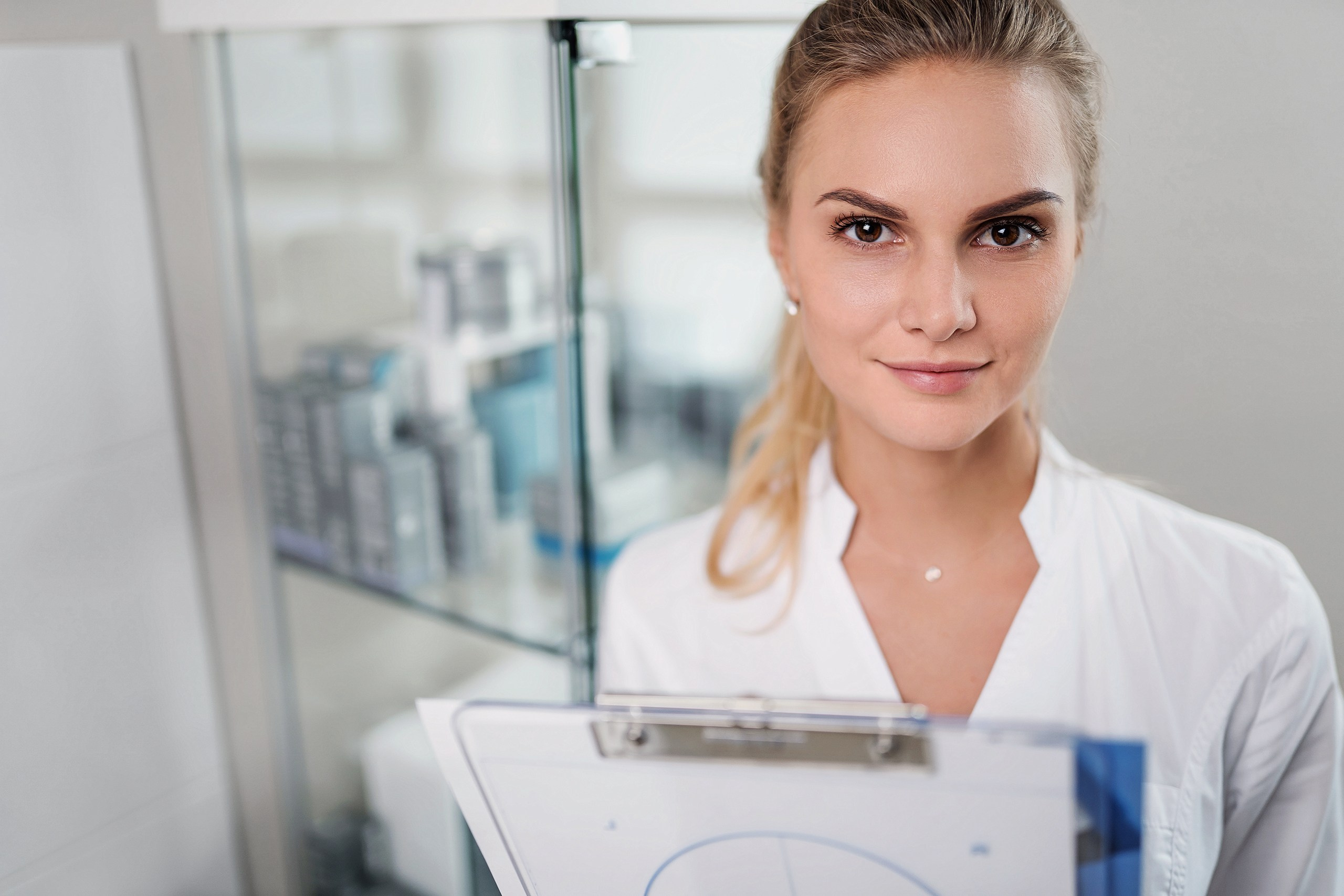 рекламная фотосъёмка врача в клинике