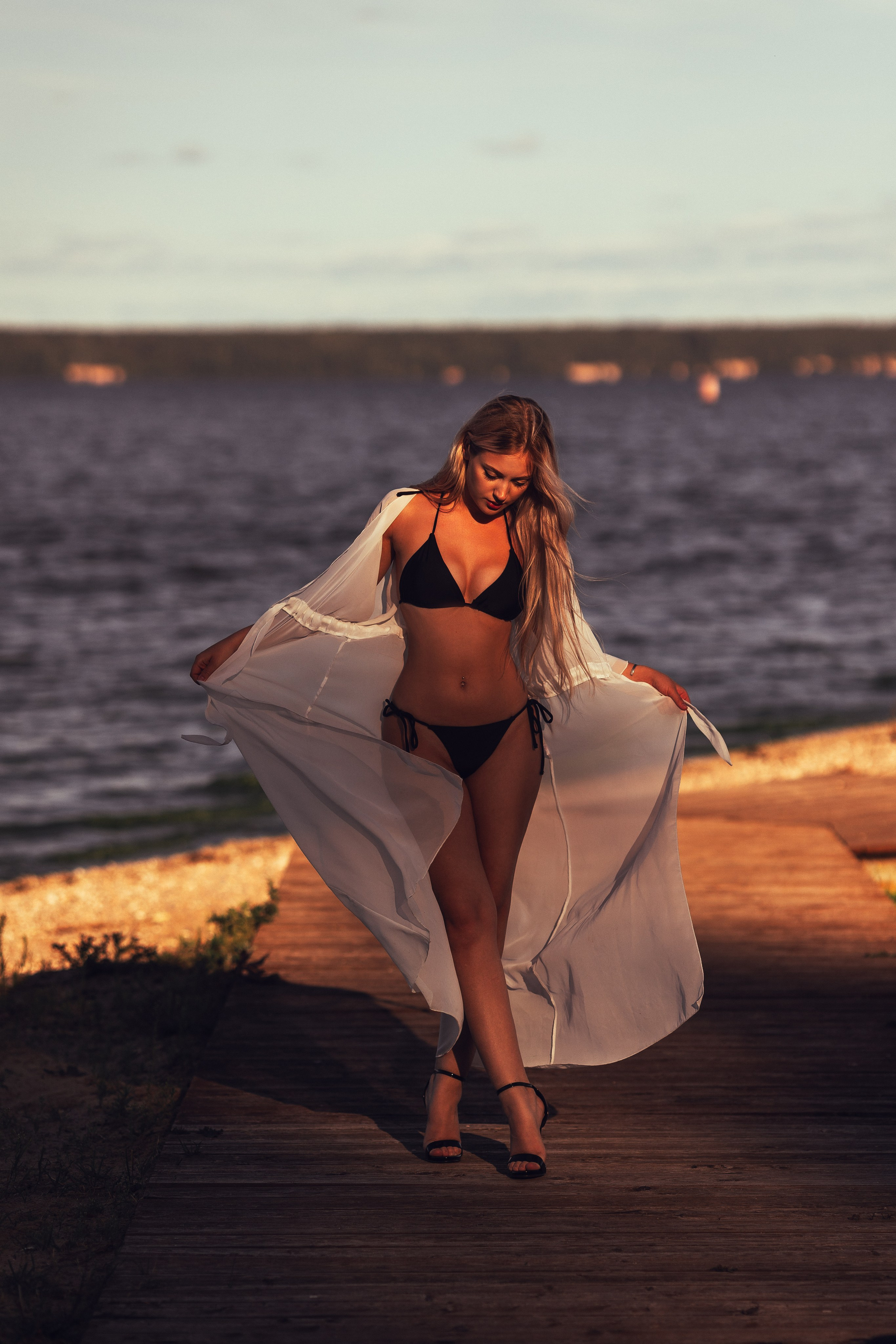 фото на пляже на закате, легкое платье каблуки