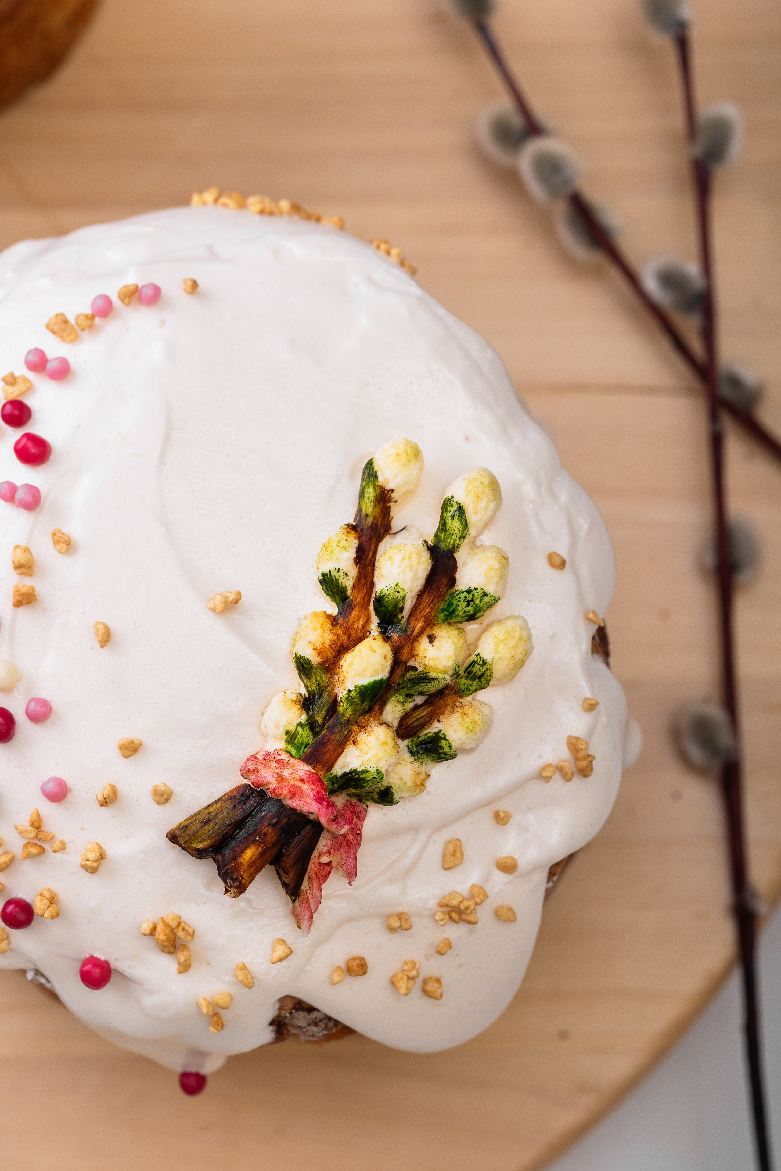 Украшение на куличе крупным планом